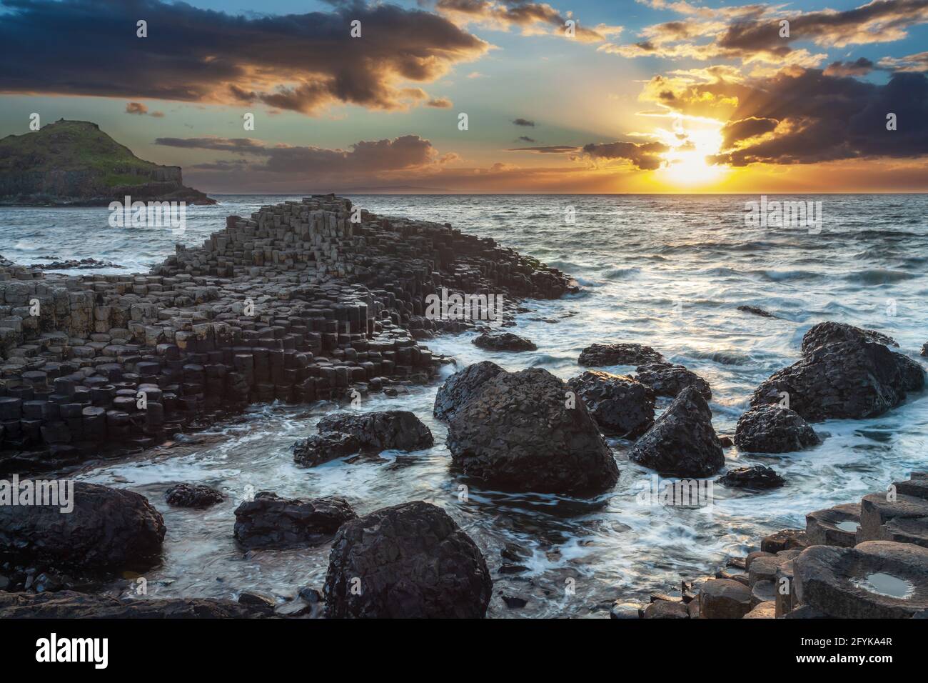 Sonnenuntergang am Giant's Causeway in der Grafschaft Antrim an der Nordostküste von Nordirland. Stockfoto