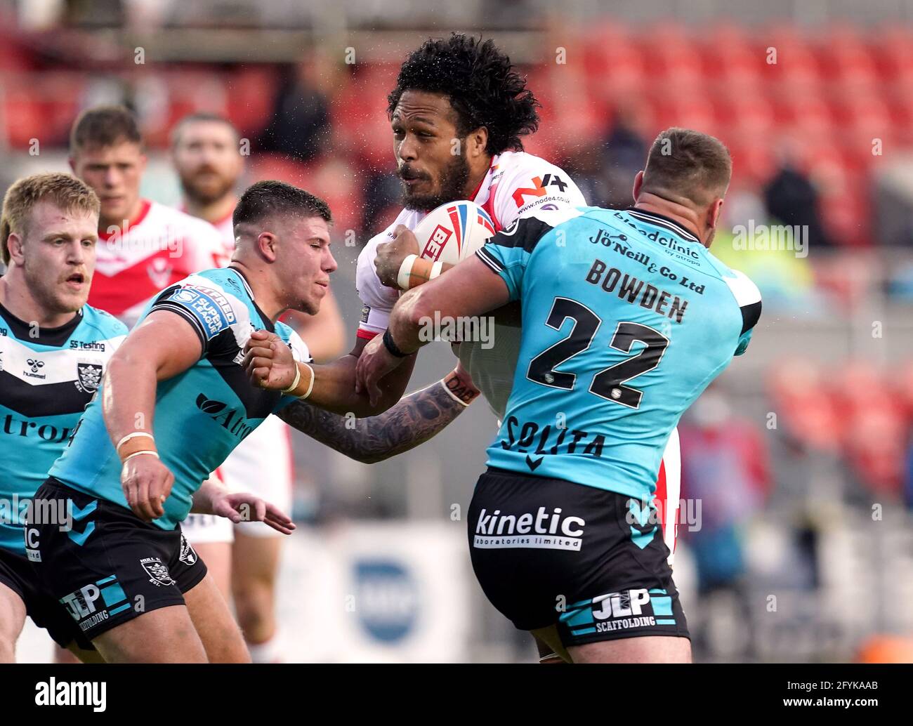 St. Helens Agnatius Paasi wird von Josh Bowden und Joe Cator (links) des Hull FC während des Matches der Betfred Super League im total Wicked Stadium, Saint Helens, angegangen. Bilddatum: Freitag, 28. Mai 2021. Stockfoto