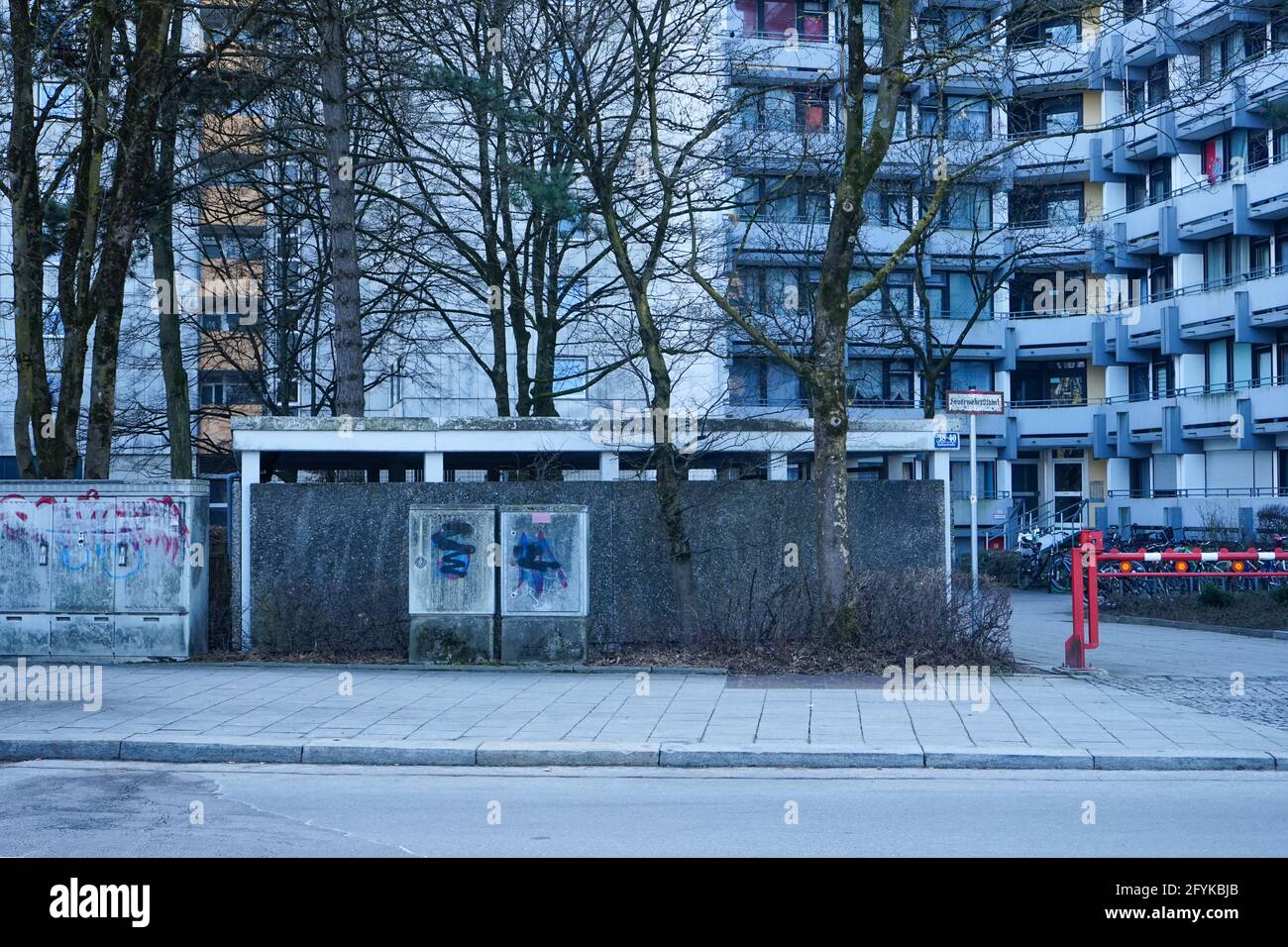 München Neuperlach, erbaut seit 1967. Es besteht aus großen Wohnsiedlungen und ist eine der größten deutschen Satellitenstädte. Stockfoto