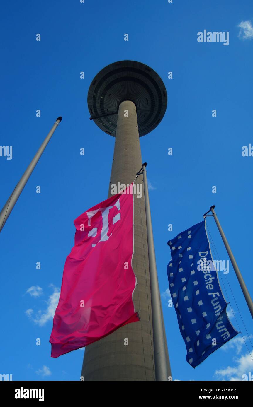 FRANKFURT, 21. Mai 2021: Die Flaggen der Deutschen Telekom und des Deutschen Funkturms fliegen vor dem Frankfurter Fernsehturm. Magenta und Blau Stockfoto
