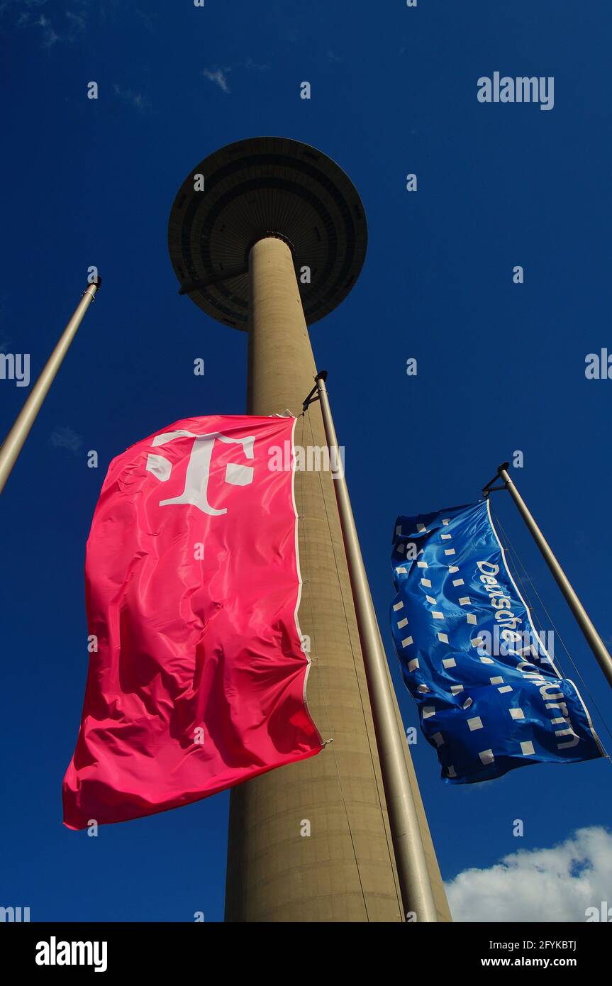 FRANKFURT, 21. Mai 2021: Die Flaggen der Deutschen Telekom und des Deutschen Funkturms fliegen vor dem Frankfurter Fernsehturm. Blau und Magenta Stockfoto