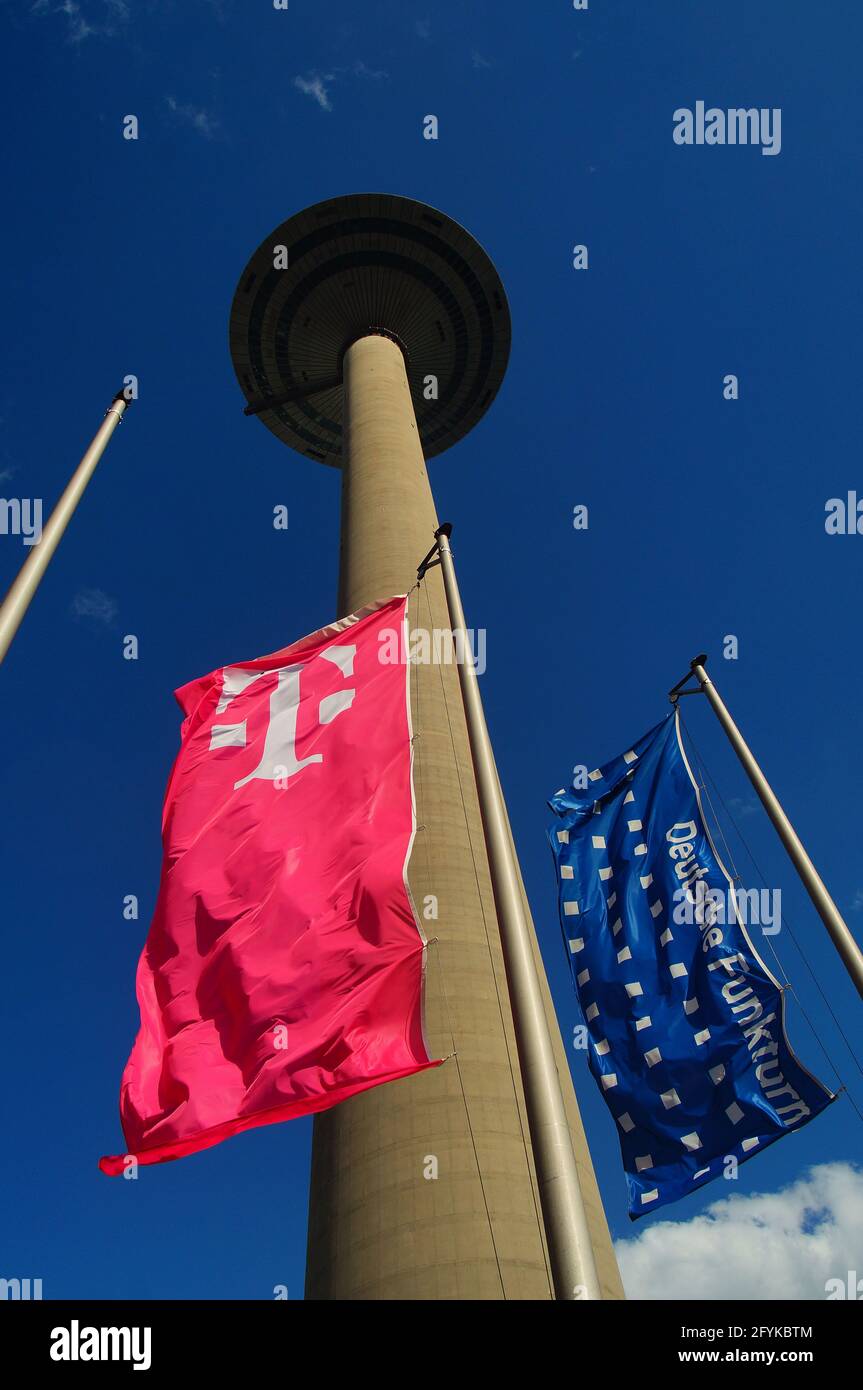 FRANKFURT, 21. Mai 2021: Die Flaggen der Deutschen Telekom und des Deutschen Funkturms fliegen vor dem Frankfurter Fernsehturm. Magenta und Blau. Stockfoto