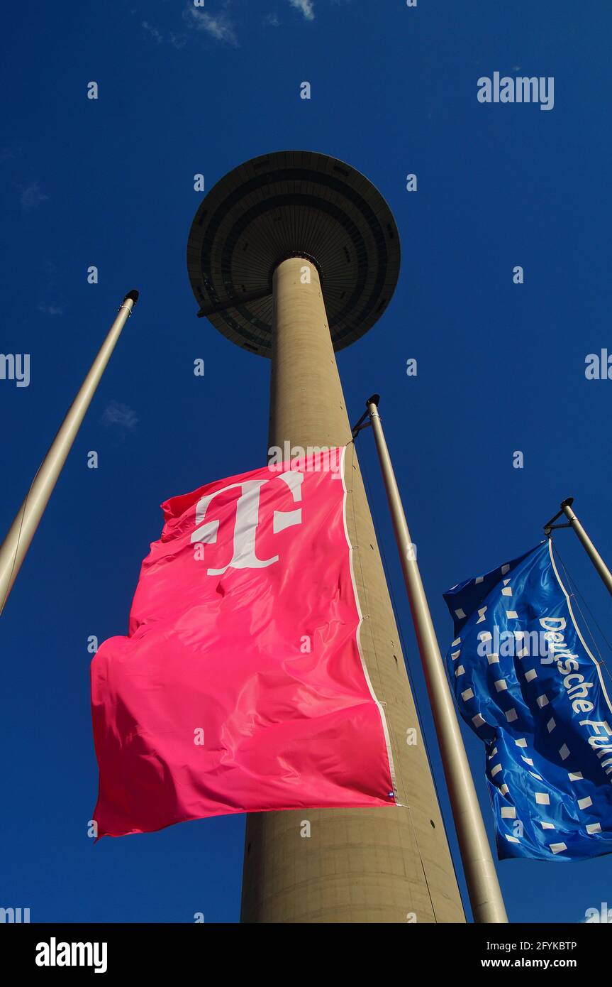 FRANKFURT, 21. Mai 2021: Die Flaggen der Deutschen Telekom und des Deutschen Funkturms fliegen vor dem Frankfurter Fernsehturm. Stockfoto
