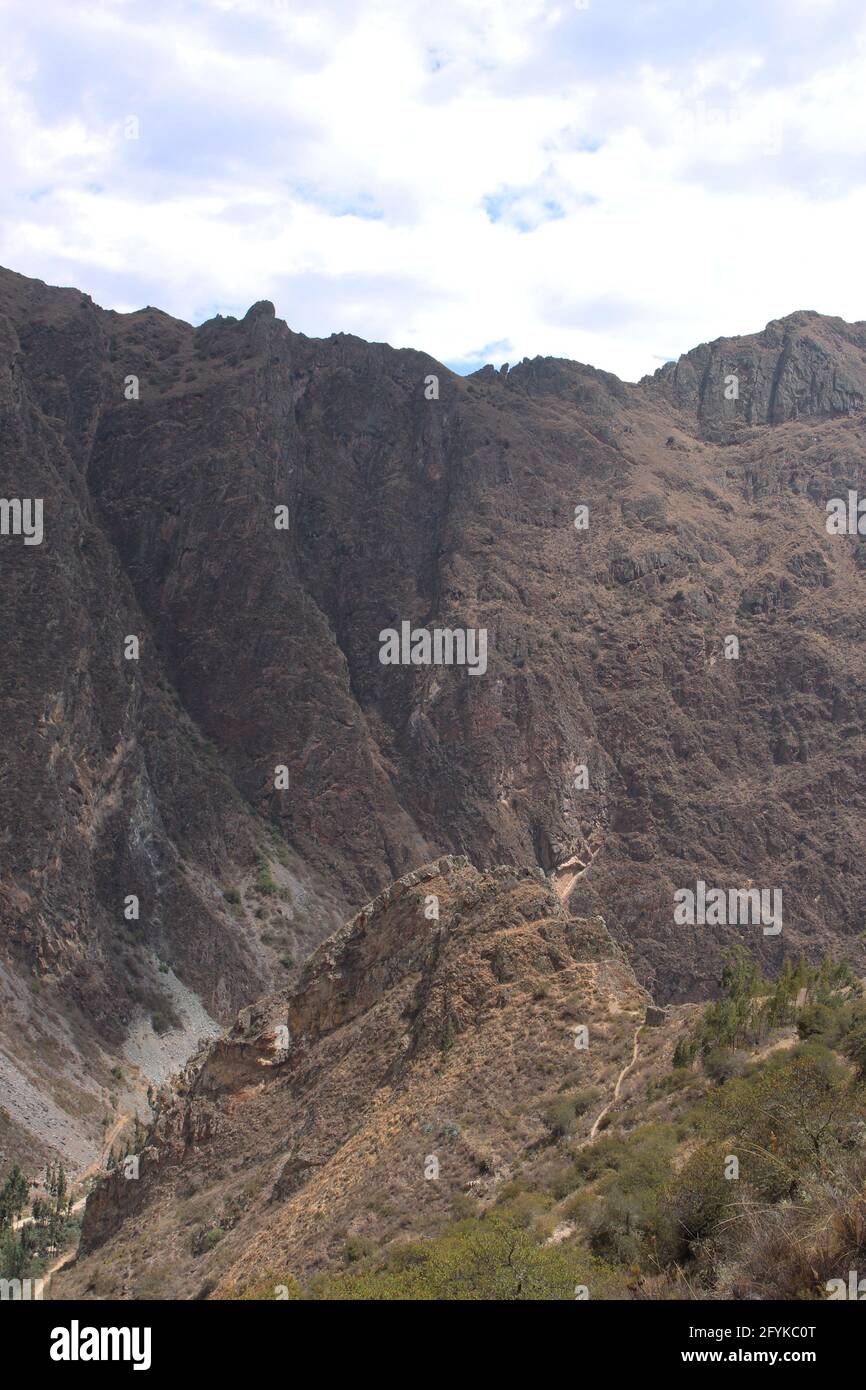 Der kahle Berghang der Patacancha Berge in der Provinz Urubamba In Peru Stockfoto