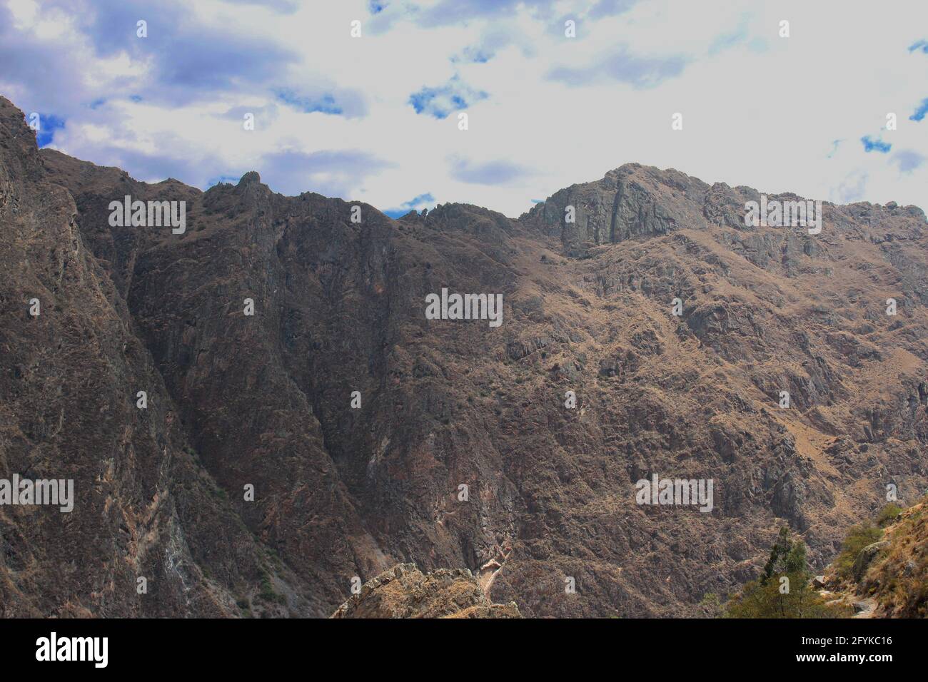 Wandern Sie den kahlen Berghang der Patacancha Mountains hinunter Urubamba Provinz in Peru Stockfoto