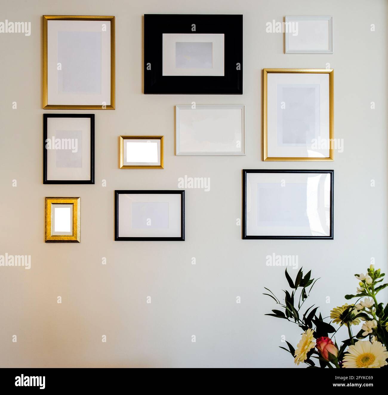 Leere Foto- und Bilderrahmen in Gold und Schwarz auf weißer Wand, Mock up  für Ihre Fotos oder Ihren Text, Copy Space modernes Design Luxus-Dekoration  Stockfotografie - Alamy
