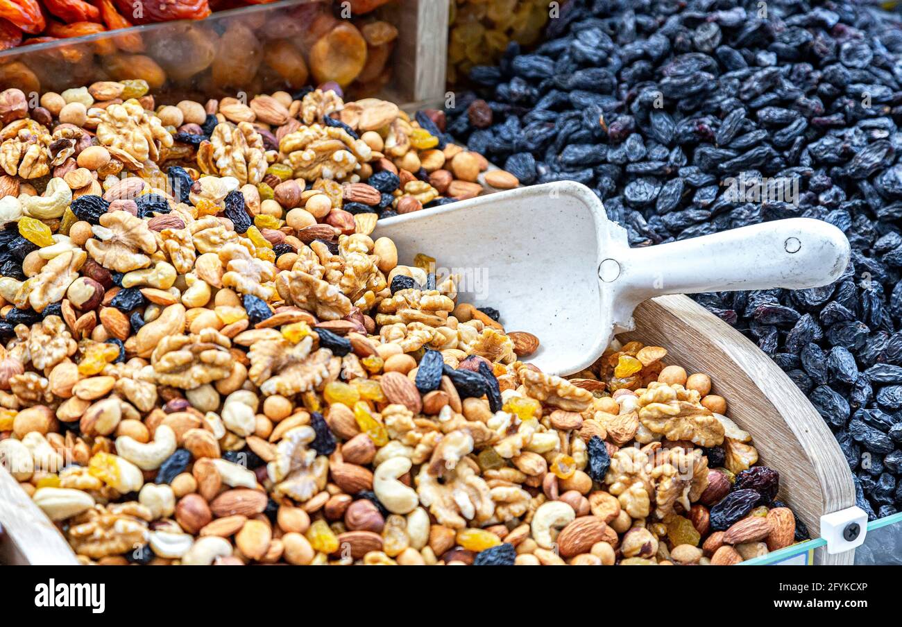 Verschiedene Nüsse und Trockenfrüchte werden auf dem Markt verkauft Stockfoto