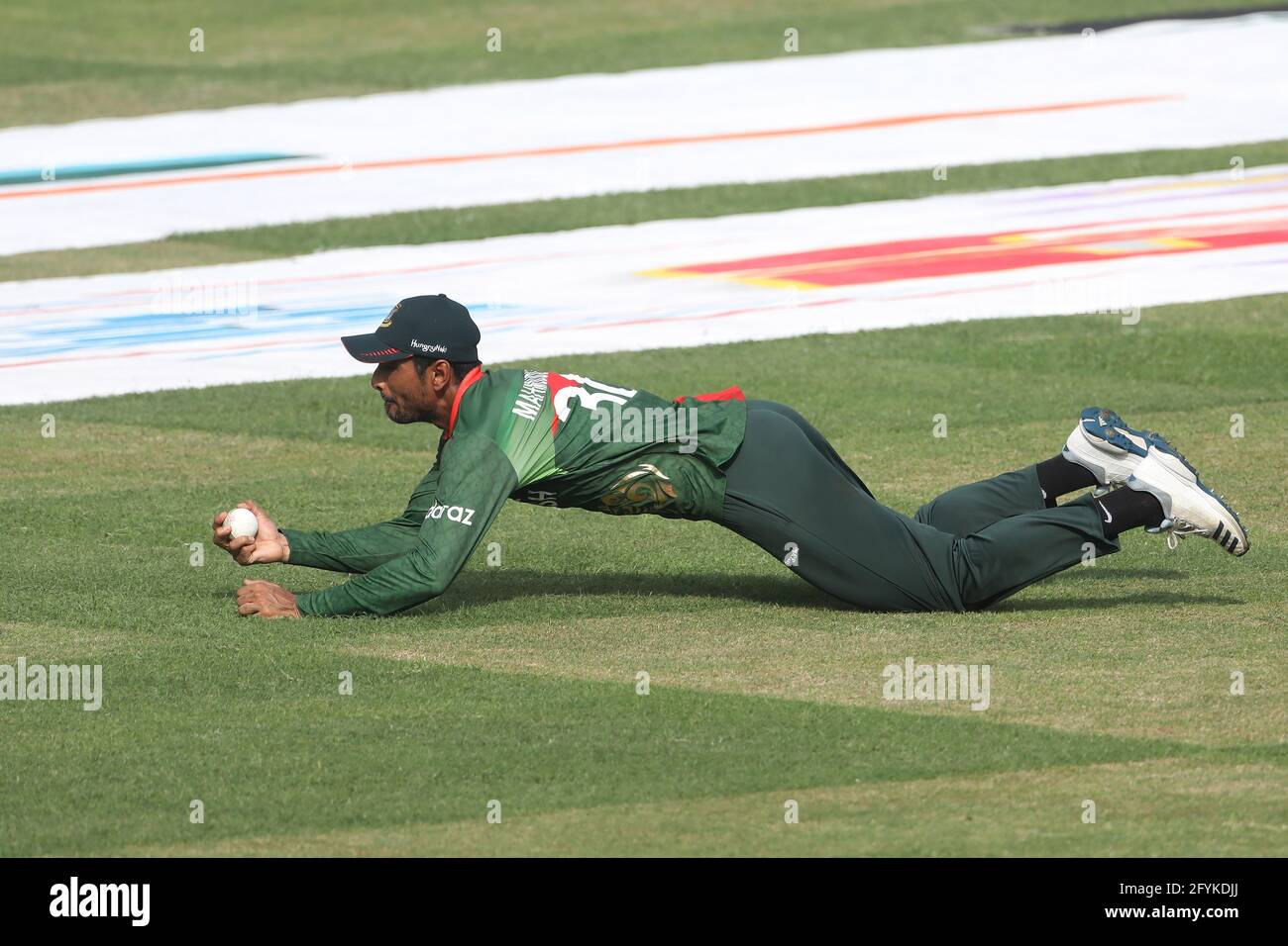 Dhaka, Bangladesch. Mai 2021. Der Spieler Mahmudullah Riyad aus Bangladesch wurde beim dritten und letzten eintägigen internationalen (ODI) Cricket-Spiel zwischen Bangladesch und Sri Lanka im Sher-e-Bangla National Cricket Stadium in Dhaka in Aktion gesehen. Endergebnis; Bangladesch 2:1 Sri Lanka) (Foto: MD Manik/SOPA Images/Sipa USA) Quelle: SIPA USA/Alamy Live News Stockfoto