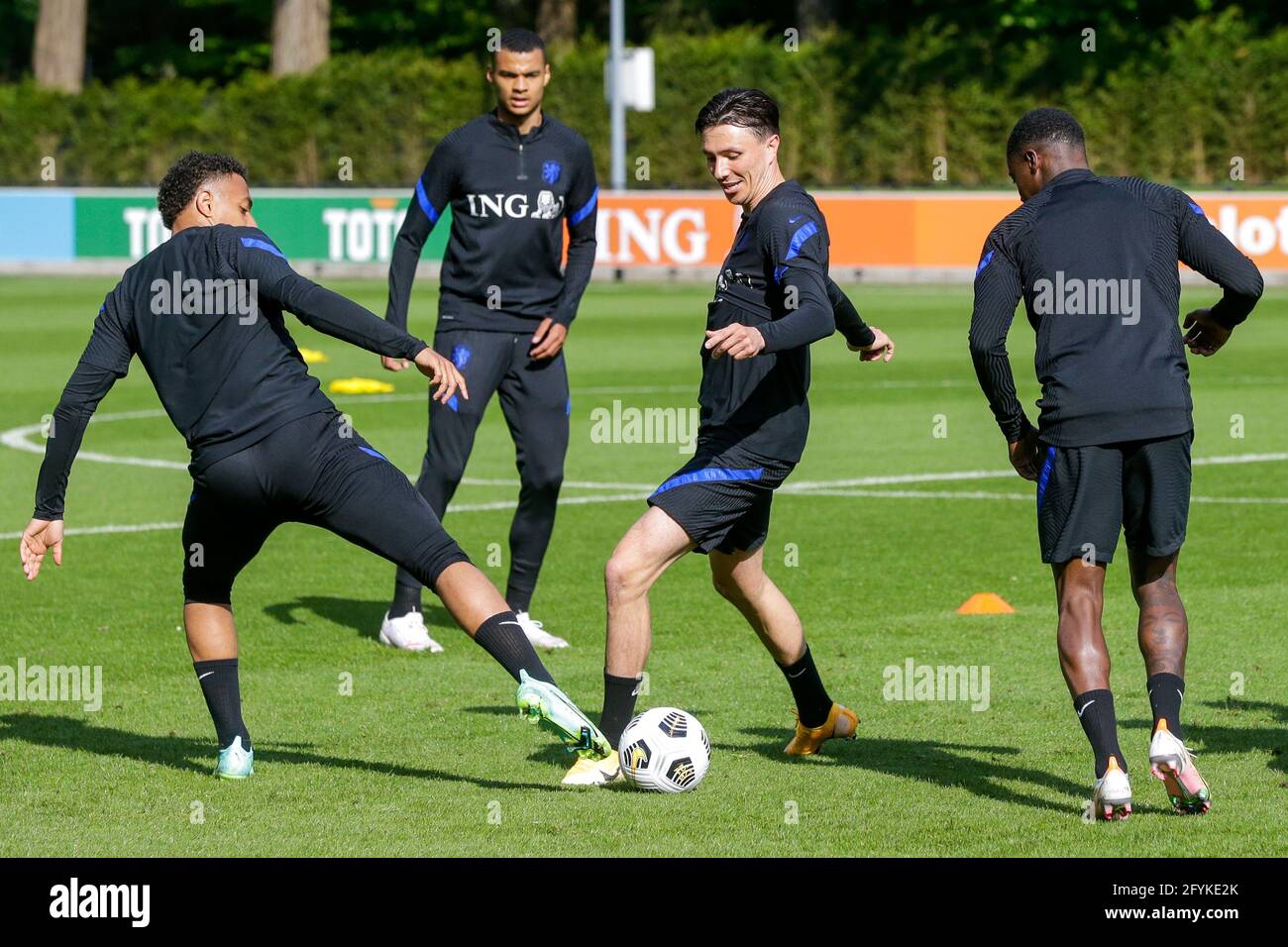 Zeist Niederlande Mai 28 Donyell Malen Aus Den Niederlanden Und Steven Berghuis Aus Den Niederlanden Wahrend Einer Trainingsveranstaltung Am 28 Mai 28 Auf Dem Knvb Campus 2021 In Zeist Niederlande Foto