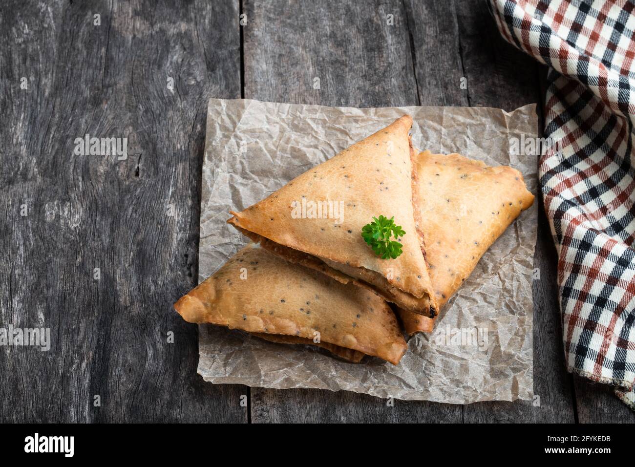 Hausgemachtes Gemüse frittierte indische Samosas auf Holztisch Stockfoto