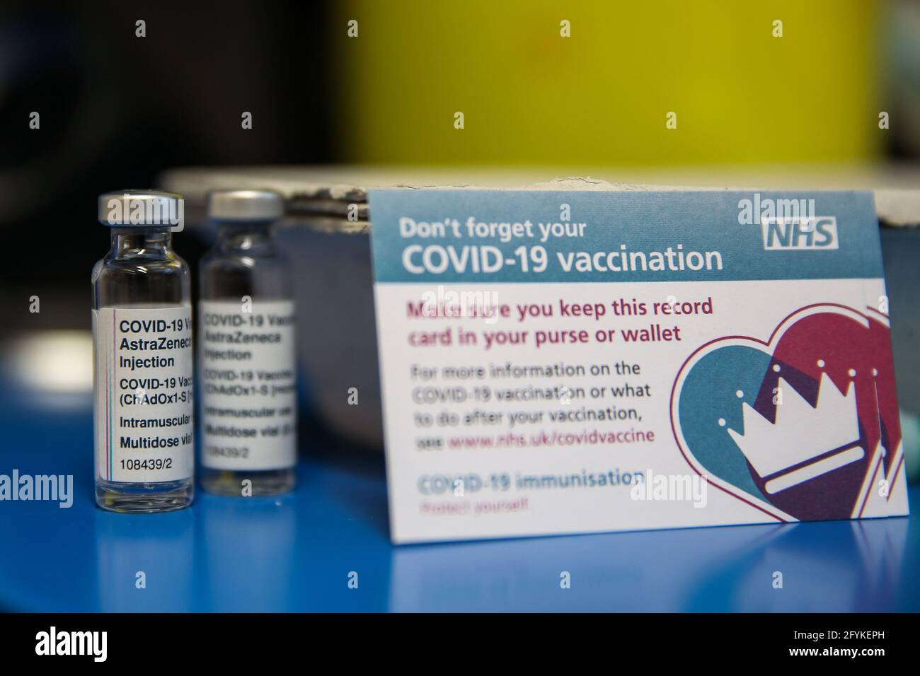 London, Großbritannien. Mai 2021. Ampullen mit dem Oxford/AstraZeneca-Impfstoff und der Covid-19-Impfkarte, die in einem Impfzentrum in London gesehen wurde. Quelle: Dinendra Haria/SOPA Images/ZUMA Wire/Alamy Live News Stockfoto
