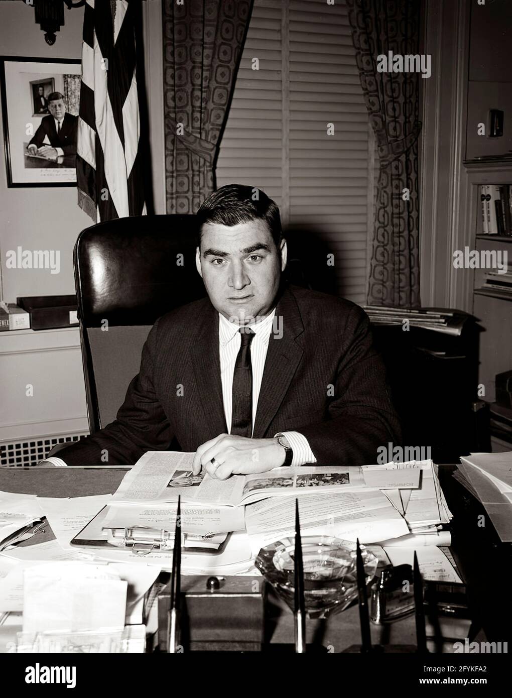 Der Pressesprecher Pierre Salinger an seinem Schreibtisch im Büro des Presseministers im Weißen Haus, Washington, D.C. Stockfoto