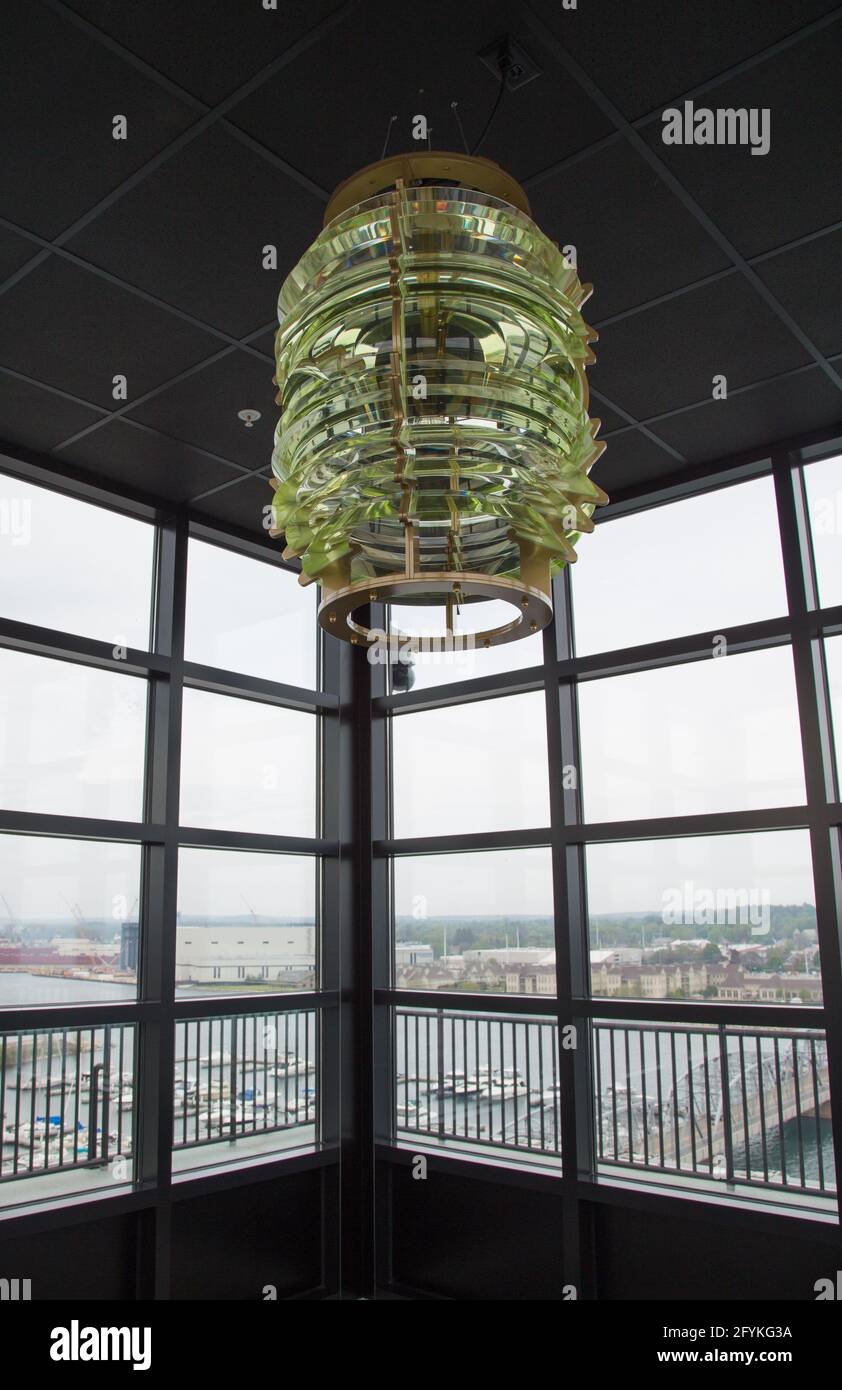 Nachbildung einer Fresnel Lens auf dem Gipfel des Jim Kress Maritime Lighthouse Tower - Baumgartner Observation Deck. Stockfoto