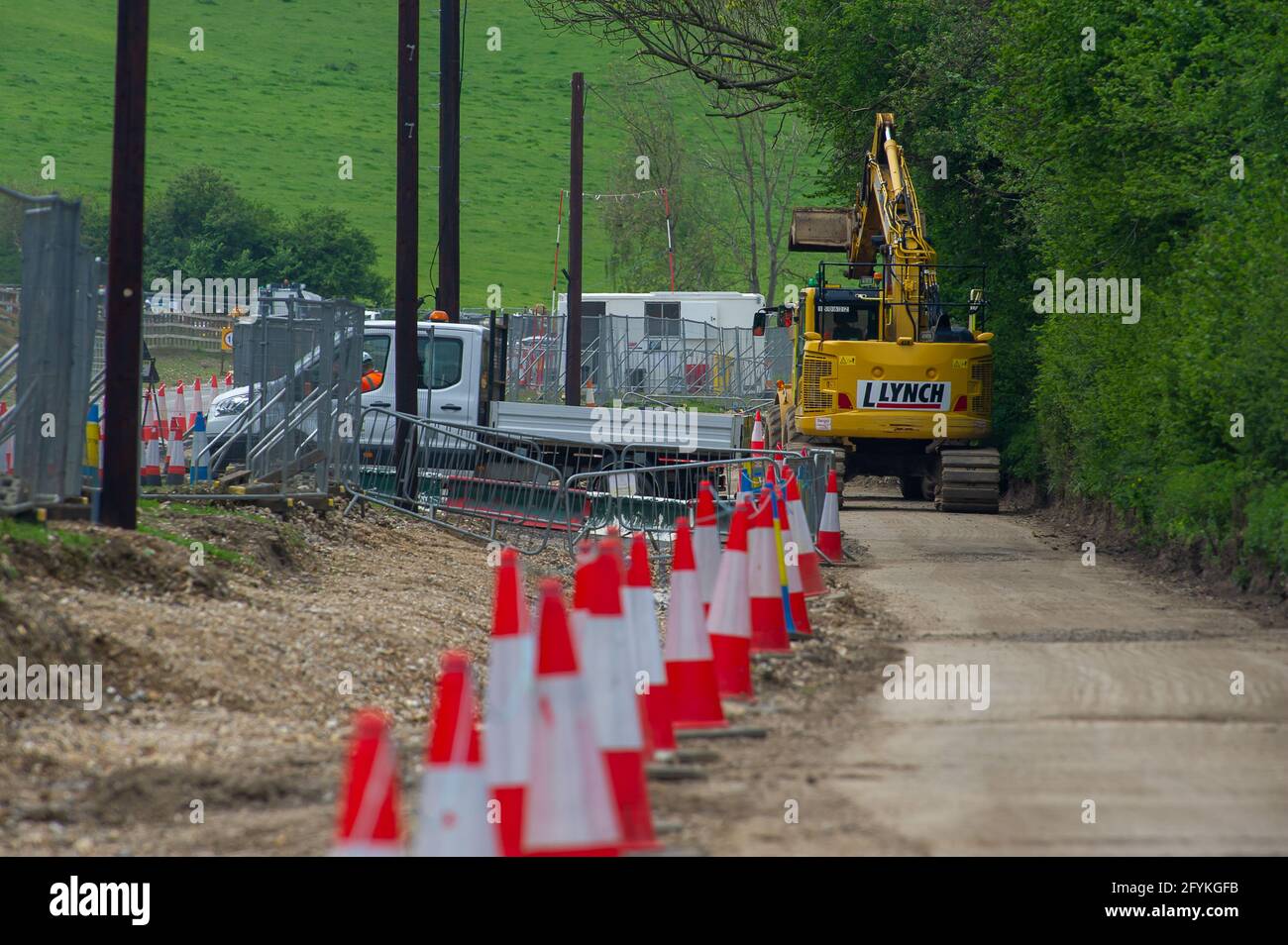 Chalfont St Giles, Buckinghamshire, Großbritannien. Mai 2021. Anwohner und Stop HS2-Aktivisten protestierten heute in der Bottom House Farm Lane in Chalfont St Giles. HS2 hat den größten Teil der einspurigen Landstraße geschlossen und den Zugang zu Durchgangsverkehr, Fußgängern und Radfahrern gestoppt. HS2 hat neben der Spur von der A413 bis zur Baustelle des HS2-Lüftungsschachts eine Haul-Straße gebaut, die nur von HS2 und einer begrenzten Anzahl von Anwohnern genutzt werden kann. Quelle: Maureen McLean/Alamy Live News Stockfoto