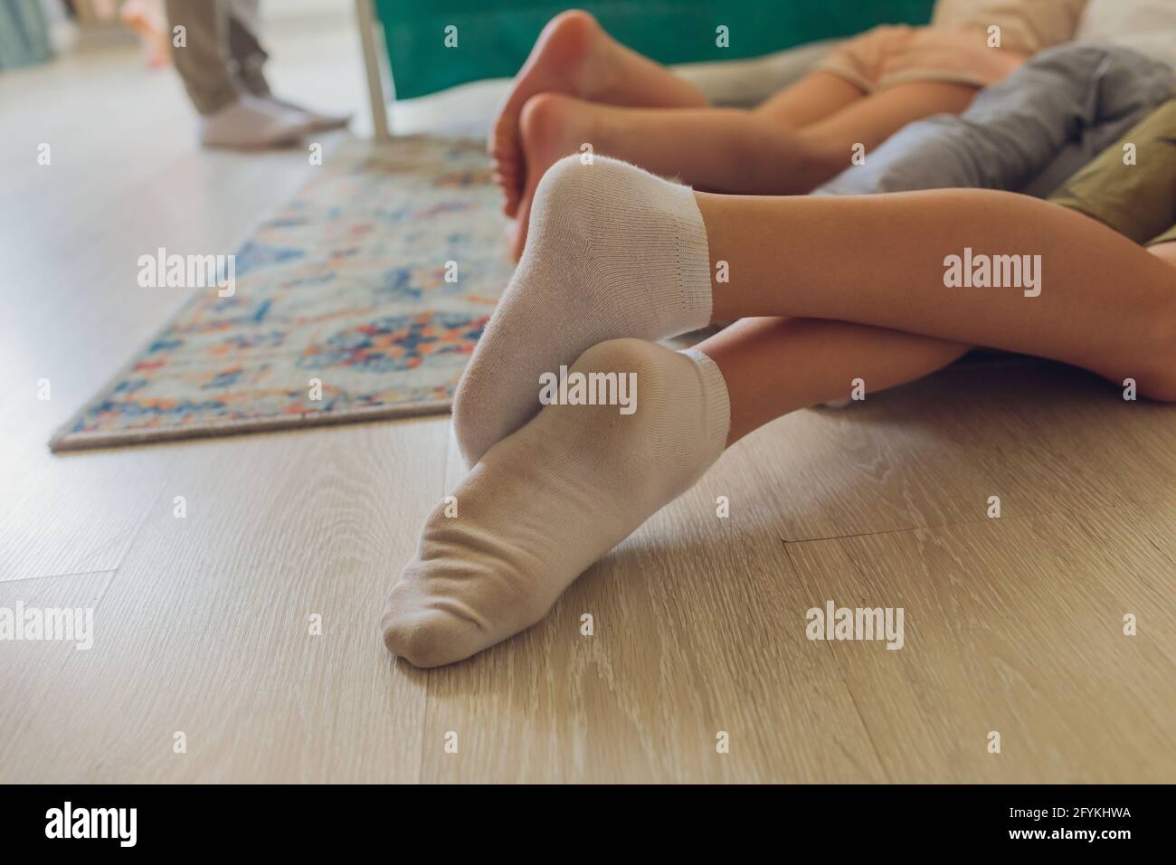 Weibliche Hand Nahaufnahme. Schmutzige weiße Socken knapper Vorrat  Stockfotografie - Alamy