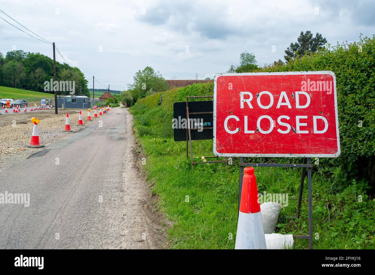 Chalfont St Giles, Buckinghamshire, Großbritannien. Mai 2021. Anwohner und Stop HS2-Aktivisten protestierten heute in der Bottom House Farm Lane in Chalfont St Giles. HS2 hat den größten Teil der einspurigen Landstraße geschlossen und den Zugang zu Durchgangsverkehr, Fußgängern und Radfahrern gestoppt. HS2 hat neben der Spur von der A413 bis zur Baustelle des HS2-Lüftungsschachts eine Haul-Straße gebaut, die nur von HS2 und einer begrenzten Anzahl von Anwohnern genutzt werden kann. Quelle: Maureen McLean/Alamy Stockfoto