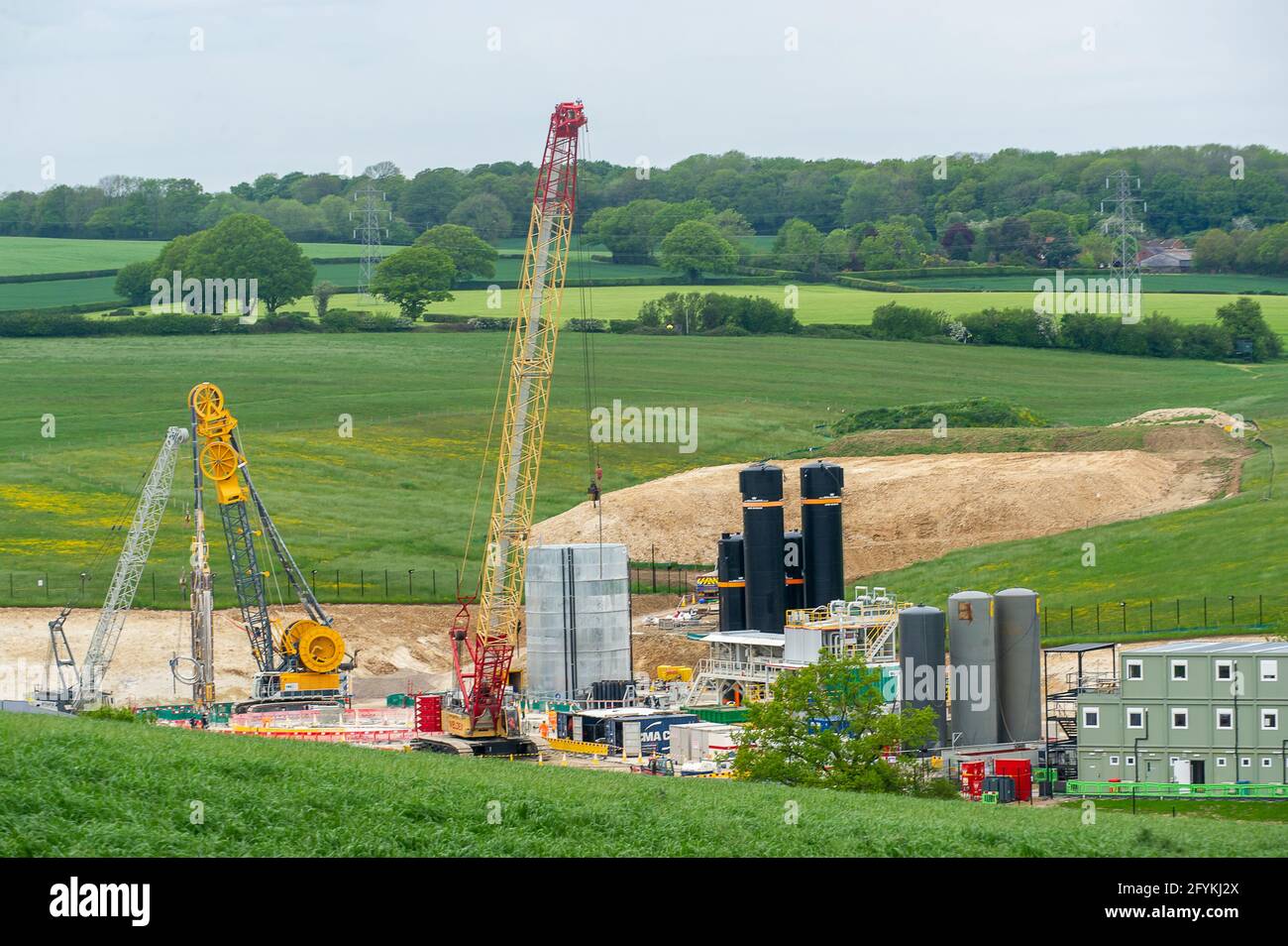 Chalfont St Giles, Buckinghamshire, Großbritannien. Mai 2021. Der Lüftungsschachtbau und die Baustelle des Haupthauses. Anwohner und Stop HS2-Aktivisten protestierten heute in der Bottom House Farm Lane in Chalfont St Giles. HS2 hat den größten Teil der einspurigen Landstraße geschlossen und den Zugang zu Durchgangsverkehr, Fußgängern und Radfahrern gestoppt. HS2 hat neben der Spur von der A413 bis zur Baustelle des HS2-Lüftungsschachts eine Haul-Straße gebaut, die nur von HS2 und einer begrenzten Anzahl von Anwohnern genutzt werden kann. Quelle: Maureen McLean/Alamy Stockfoto