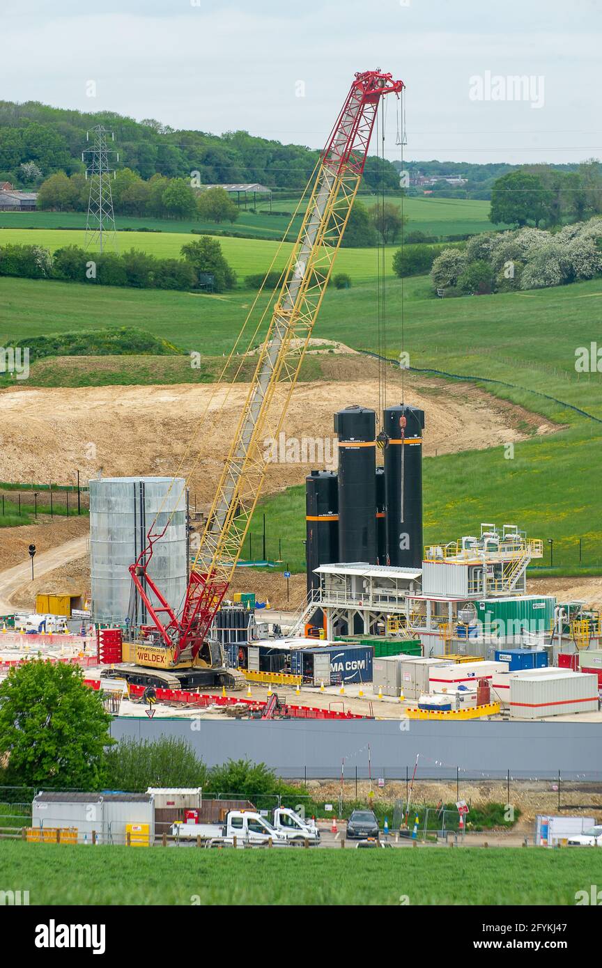 Chalfont St Giles, Buckinghamshire, Großbritannien. Mai 2021. Der Lüftungsschachtbau und die Baustelle des Haupthauses. Anwohner und Stop HS2-Aktivisten protestierten heute in der Bottom House Farm Lane in Chalfont St Giles. HS2 hat den größten Teil der einspurigen Landstraße geschlossen und den Zugang zu Durchgangsverkehr, Fußgängern und Radfahrern gestoppt. HS2 hat neben der Spur von der A413 bis zur Baustelle des HS2-Lüftungsschachts eine Haul-Straße gebaut, die nur von HS2 und einer begrenzten Anzahl von Anwohnern genutzt werden kann. Quelle: Maureen McLean/Alamy Stockfoto