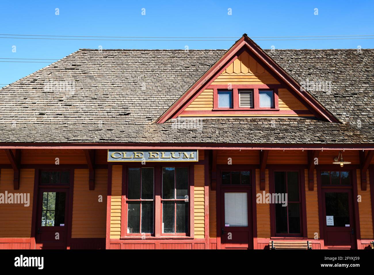CLE Elum, WA, USA - 27. Mai 2021; historisches Depot an der Milwaukee Road im National Historic District von South Cle Elum Rail Yard mit Namensschild Stockfoto