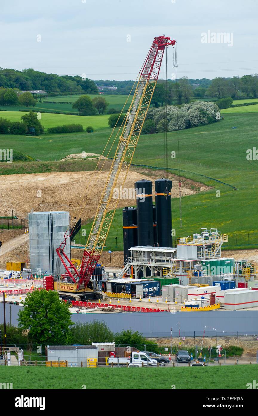 Chalfont St Giles, Buckinghamshire, Großbritannien. Mai 2021. Der Lüftungsschachtbau und die Baustelle des Haupthauses. Anwohner und Stop HS2-Aktivisten protestierten heute in der Bottom House Farm Lane in Chalfont St Giles. HS2 hat den größten Teil der einspurigen Landstraße geschlossen und den Zugang zu Durchgangsverkehr, Fußgängern und Radfahrern gestoppt. HS2 hat neben der Spur von der A413 bis zur Baustelle des HS2-Lüftungsschachts eine Haul-Straße gebaut, die nur von HS2 und einer begrenzten Anzahl von Anwohnern genutzt werden kann. Quelle: Maureen McLean/Alamy Stockfoto