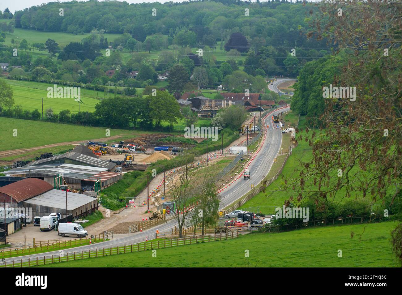 Chalfont St Giles, Buckinghamshire, Großbritannien. Mai 2021. Die HS2-Haul-Straße. Anwohner und Stop HS2-Aktivisten protestierten heute in der Bottom House Farm Lane in Chalfont St Giles. HS2 hat den größten Teil der einspurigen Landstraße geschlossen und den Zugang zu Durchgangsverkehr, Fußgängern und Radfahrern gestoppt. HS2 hat neben der Spur von der A413 bis zur Baustelle des HS2-Lüftungsschachts eine Haul-Straße gebaut, die nur von HS2 und einer begrenzten Anzahl von Anwohnern genutzt werden kann. Quelle: Maureen McLean/Alamy Stockfoto