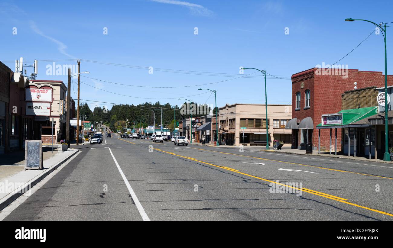 CLE Elum, WA, USA - Mai 26. 2021; breite Hauptstraße in der Innenstadt in Cle Elum. Bevor die Interstate 90 die Stadt umging, war dies die Hauptstrasse. Stockfoto