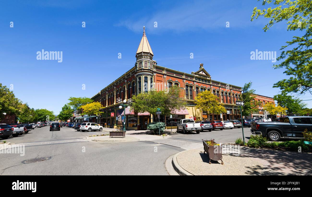 Ellensburg, WA, USA - 26. Mai 2021; Davidson-Gebäude aus dem Jahr 1889 an der Ecke 4th und Pearl in der Innenstadt von Ellensburg unter blauem Himmel Stockfoto