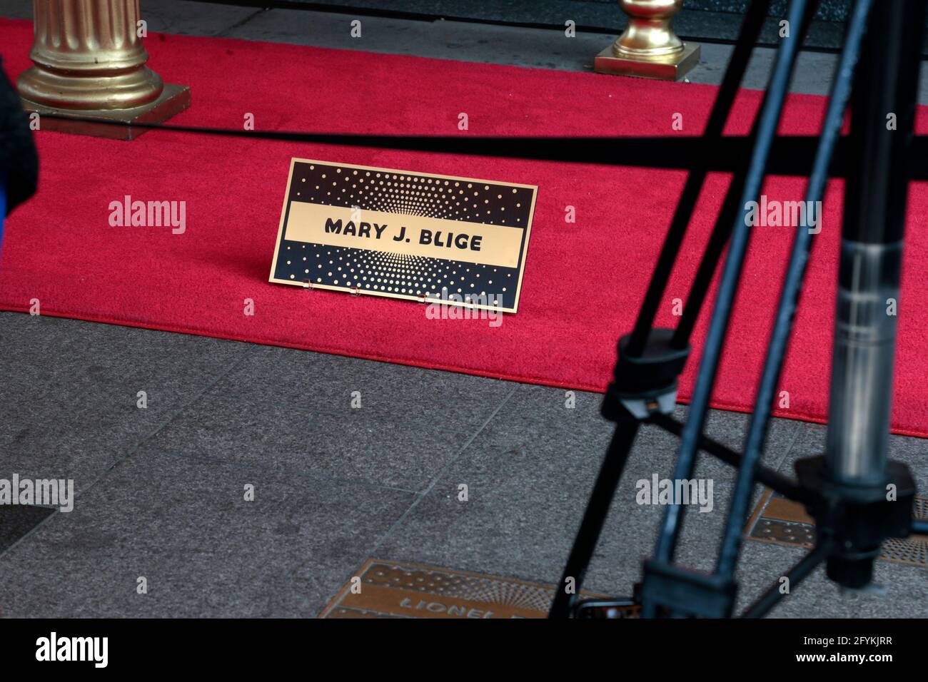 Harlem, NY, USA. Mai 2021. Atmosphäre, als Mary J. Blige am 28. Mai 2021 in den Apollo Theatre Walk of Fame im Apollo Theatre in der Sektion Harlem in New York City aufgenommen wird. Quelle: Mpi43/Media Punch/Alamy Live News Stockfoto