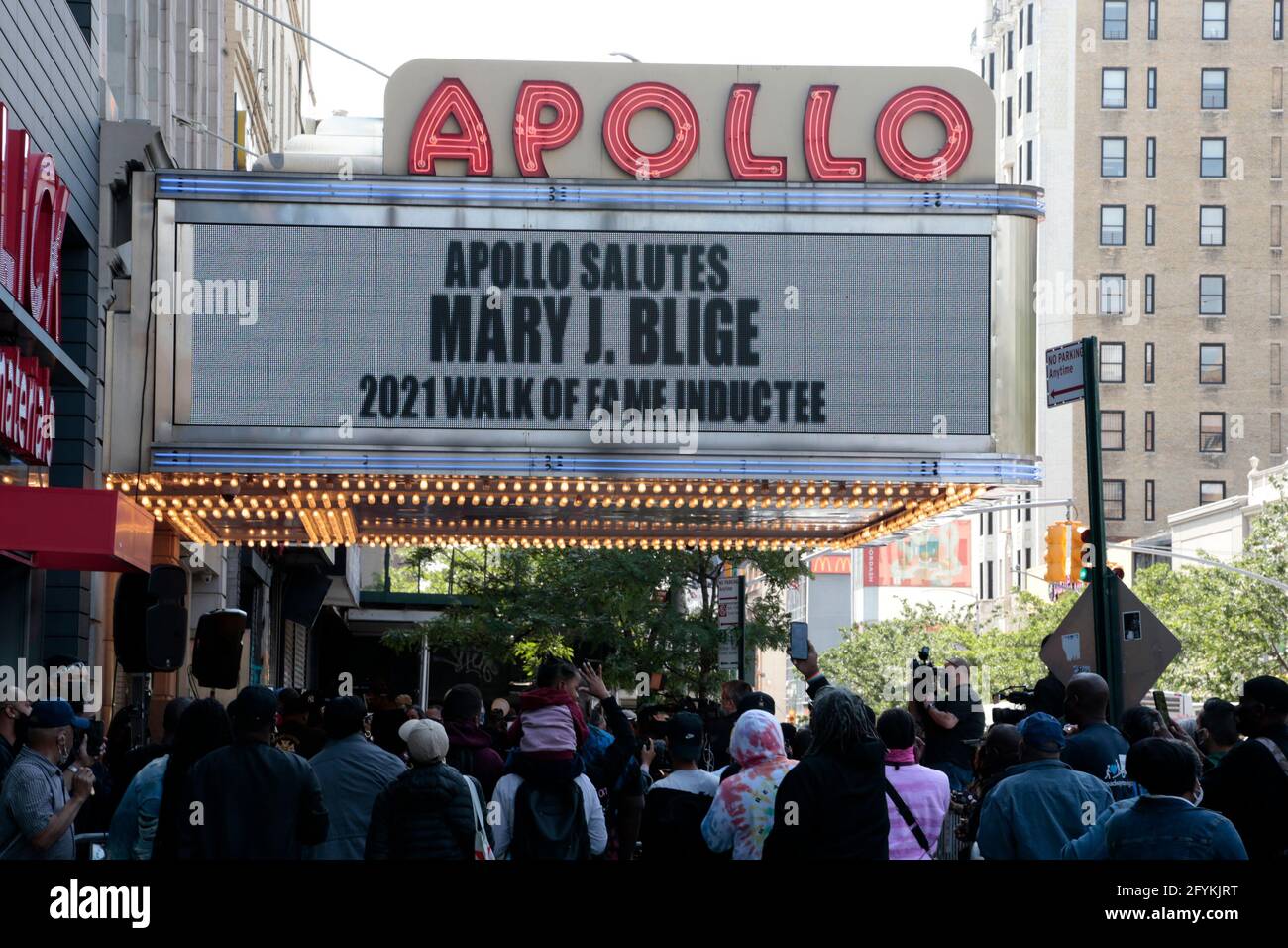 Harlem, NY, USA. Mai 2021. Atmosphäre, als Mary J. Blige am 28. Mai 2021 in den Apollo Theatre Walk of Fame im Apollo Theatre in der Sektion Harlem in New York City aufgenommen wird. Quelle: Mpi43/Media Punch/Alamy Live News Stockfoto