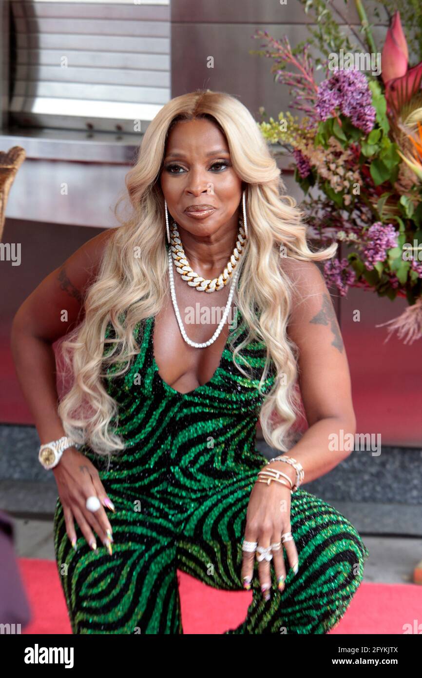 Harlem, NY, USA. Mai 2021. Mary J. Blige wird in den Apollo Theatre Walk of Fame aufgenommen, der am 28. Mai 2021 im Apollo Theatre in der Sektion Harlem in New York City stattfindet. Quelle: Mpi43/Media Punch/Alamy Live News Stockfoto