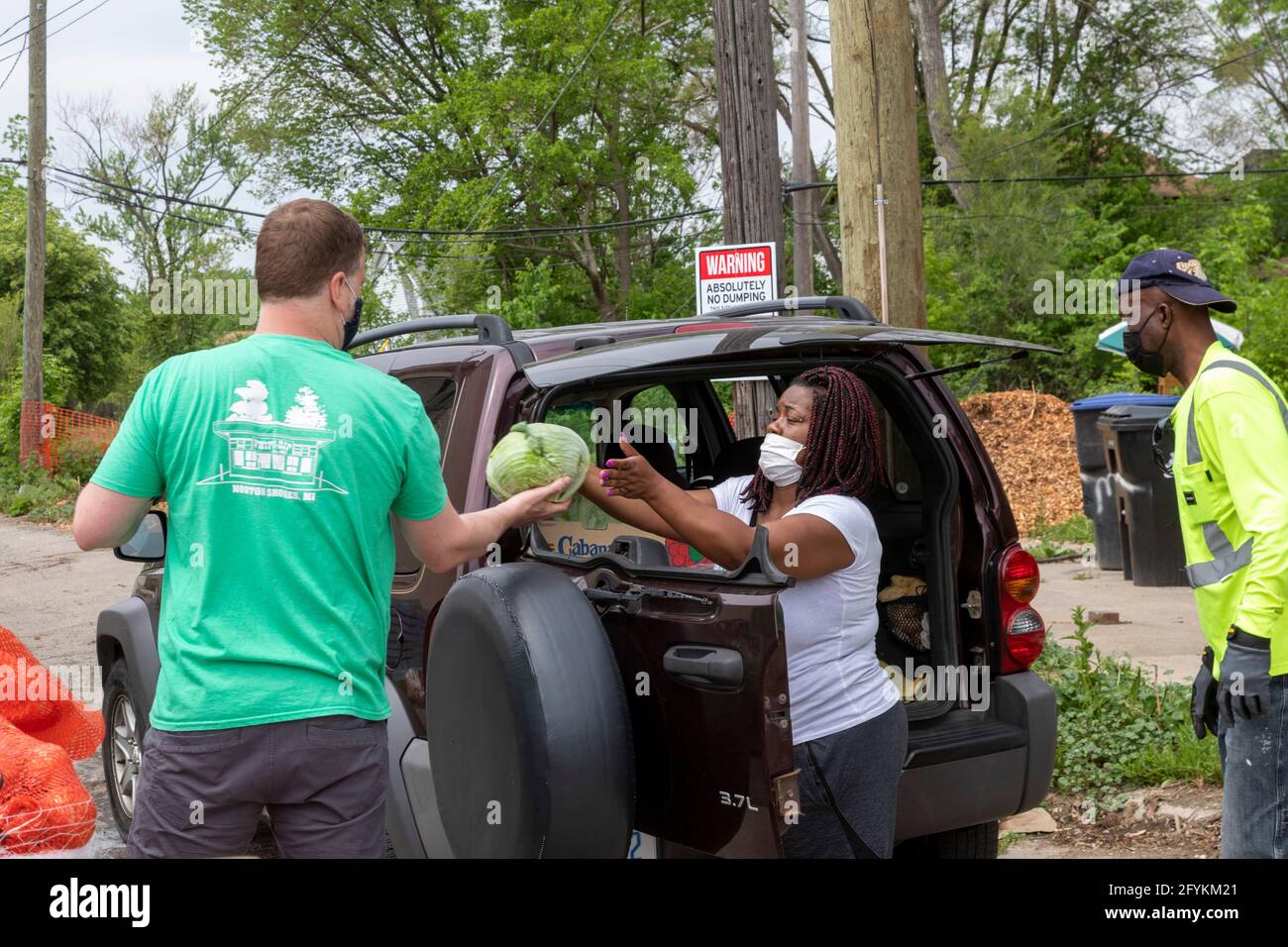 Detroit, Michigan - Freiwillige im Viertel Morningside verteilen in einem einkommensschwachen Teil der Stadt kostenloses Essen. Das Essen wurde über die gespendet Stockfoto