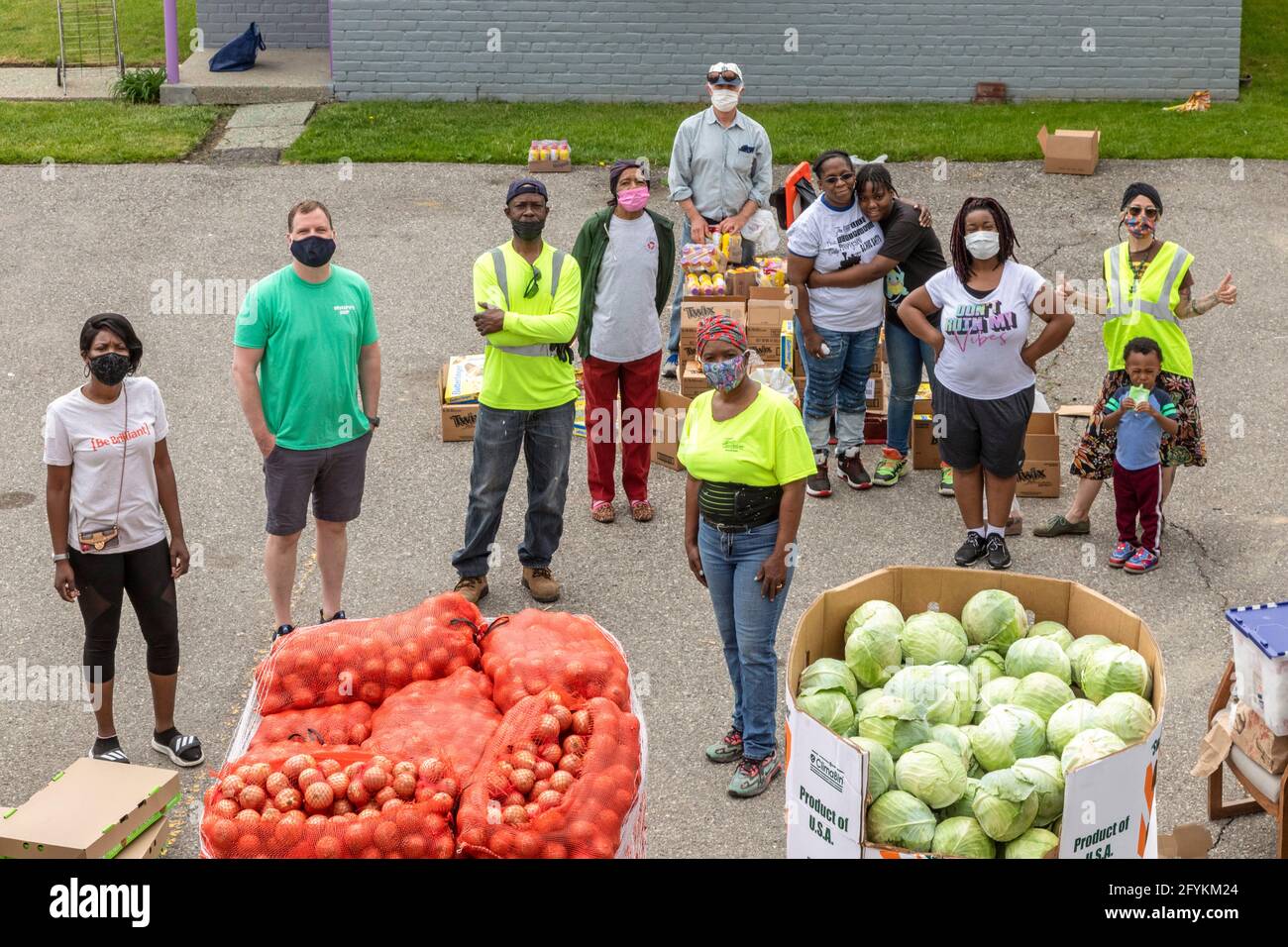 Detroit, Michigan - Freiwillige im Viertel Morningside posieren für ein Foto, während sie in einem einkommensschwachen Teil der Stadt kostenloses Essen verteilen. Der Foo Stockfoto
