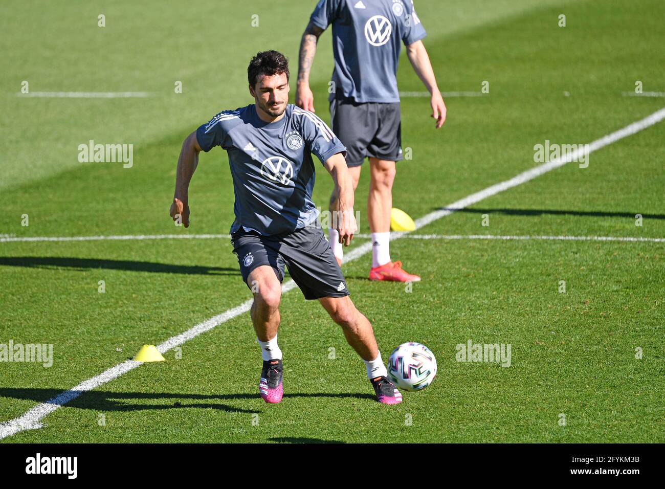 Mats HUMMELS auf dem Ball, Aktion, individuelle Aktion, Einzelbild, Ausschnitt, Ganzkörperaufnahme, Ganzkörpertraining. Deutsche Fußballnationalmannschaft, Trainingslager in Seefeld/Tirol am 28. Mai 2021. Stockfoto