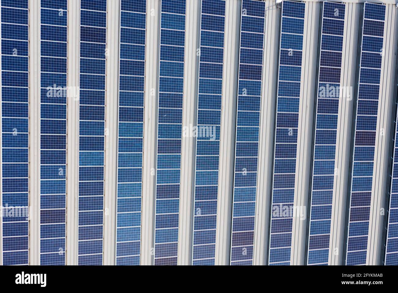 Luftaufnahme von Reihen von Photovoltaik-Sonnenkollektoren auf einem kommerziellen Dach, Sydney, Australien. Stockfoto