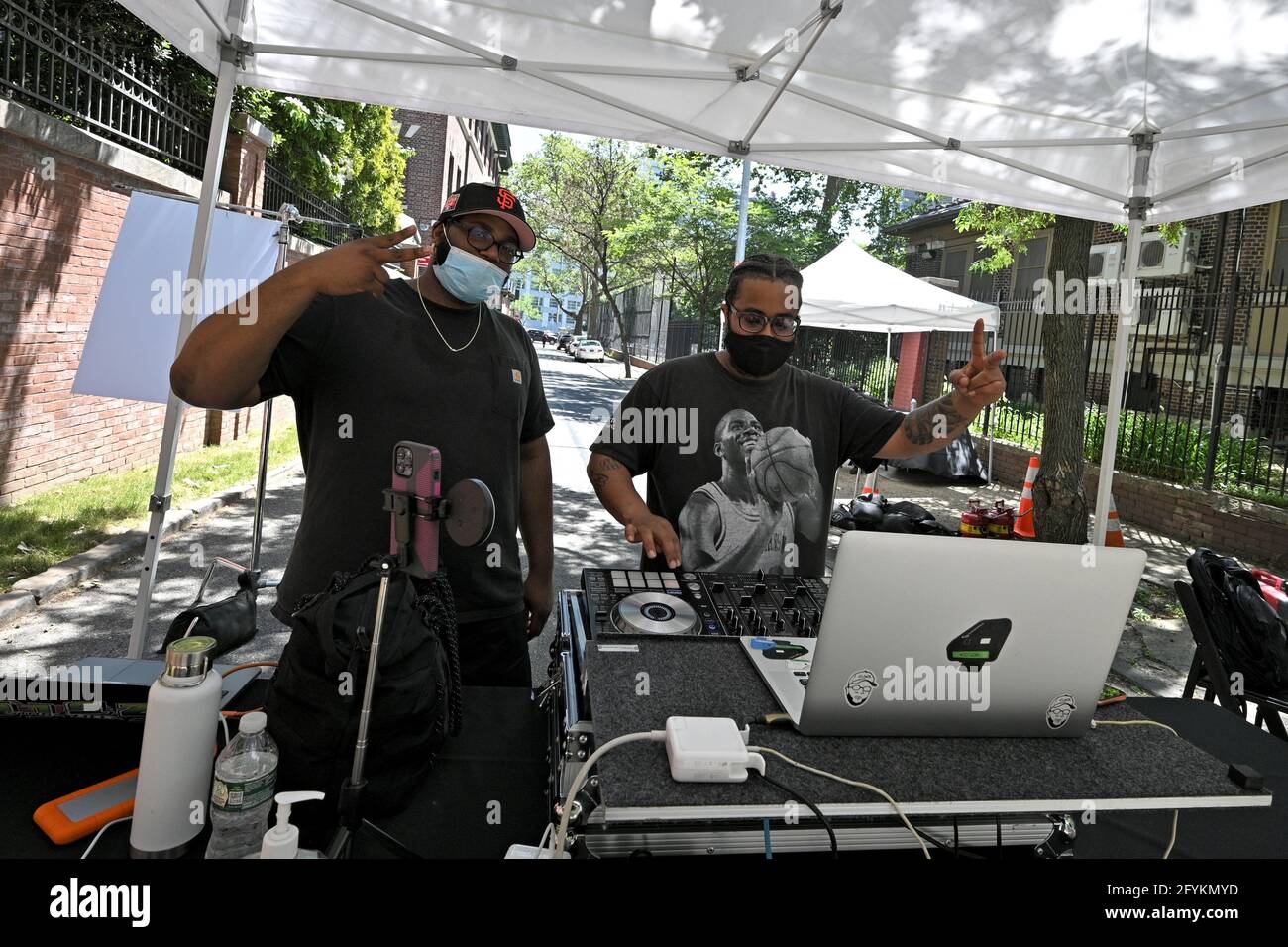 New York, USA. Mai 2021. DJ Simba Zilla (l) und ClockworkDJ (r) spielen Musik für Studenten und Lehrkräfte, die an der Brooklyn Laboratory Charter School und dem XQ Institute teilnehmen, die am 27. Mai 2021 im Stadtteil Brooklyn in New York City, NY, die Abschlussveranstaltung feiern. (Foto von Anthony Behar/Sipa USA) Quelle: SIPA USA/Alamy Live News Stockfoto