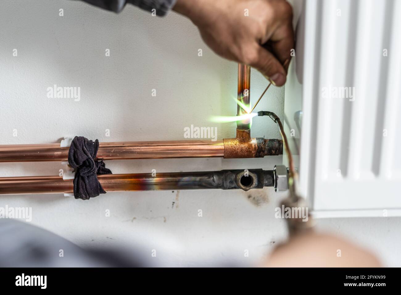 Nahaufnahme des Klempners ein Propan-Gasbrenner, Hitze Lot zu einer  Kapillare mit Gelenken auf Kupfer Sanitär-Rohre Rohrleitungen Schläuche  zusammen Löten Stockfotografie - Alamy