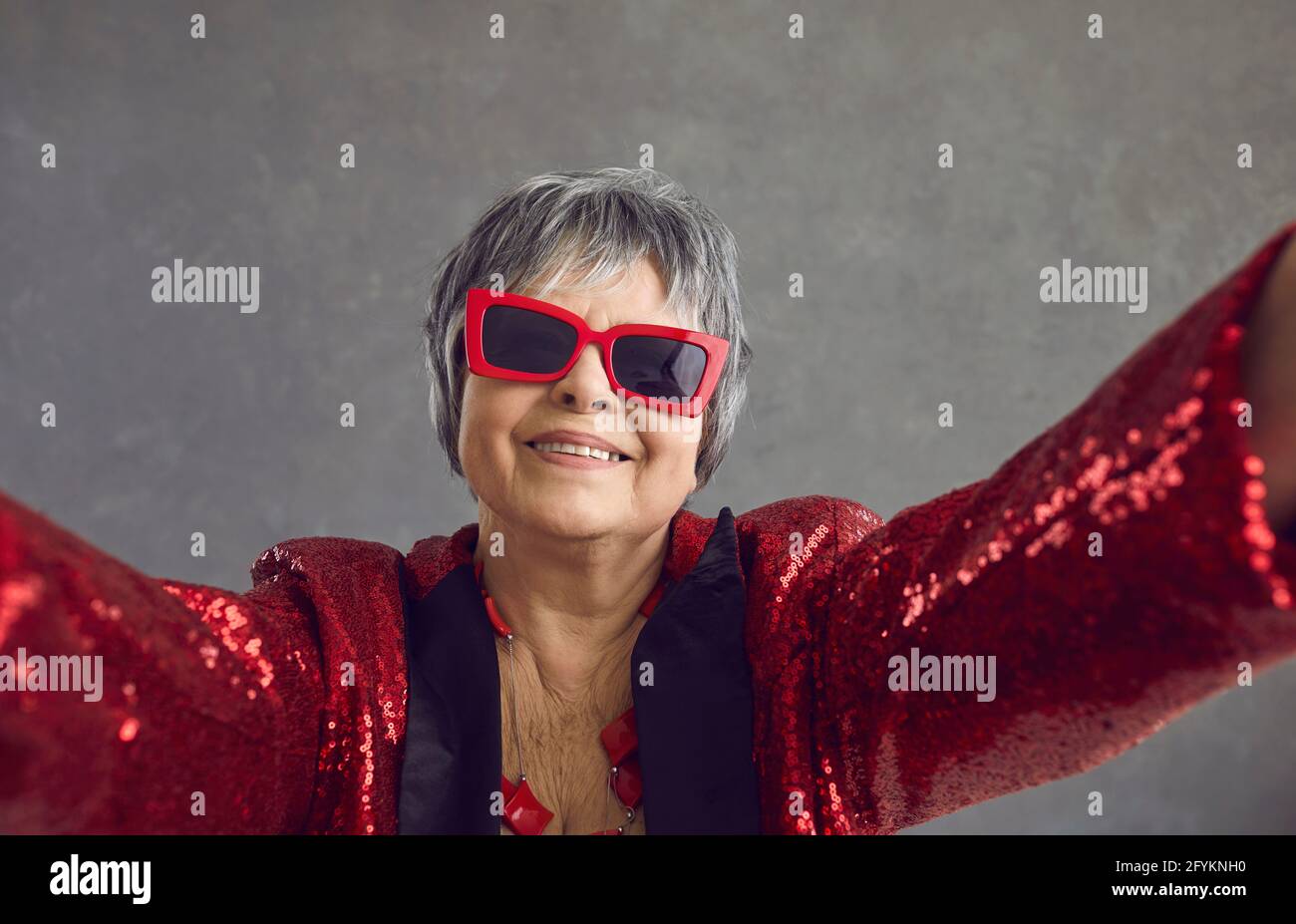 Fröhliche schöne selbstbewusste ältere Frau in kühlen Sonnenbrillen nehmen ein Komisches Selfie Stockfoto