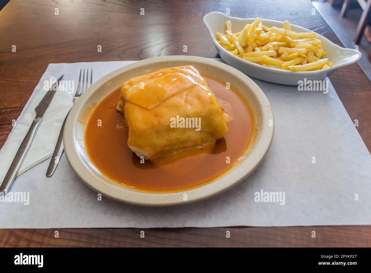 Francesinha, traditionelles Sandwich aus Porto, Portugal Stockfoto