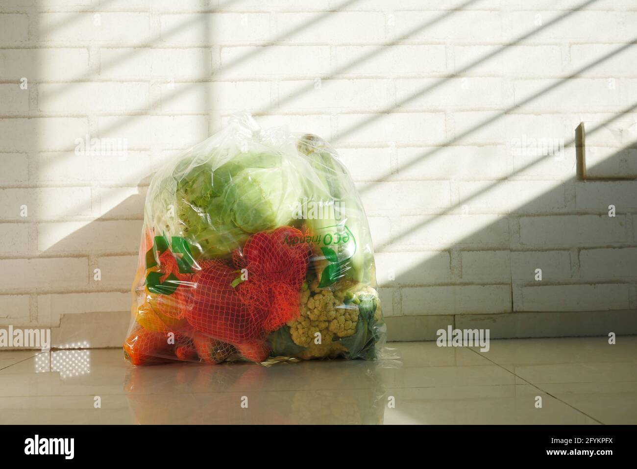 Recycelte Pfeile auf einer Einkaufstasche auf dem Boden Stockfoto