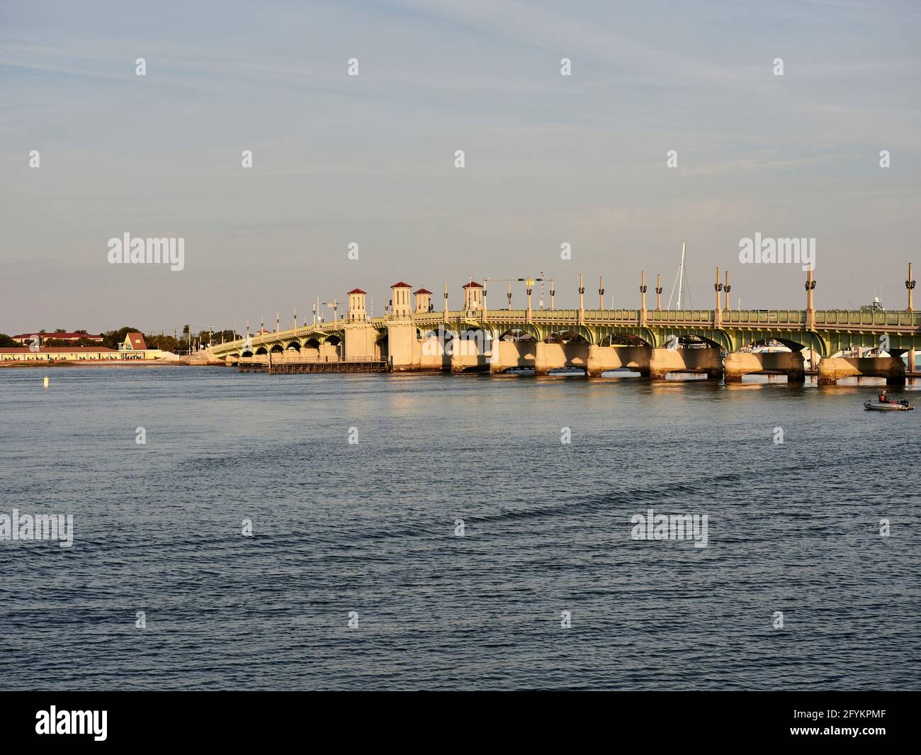 Die Bridge of Lions oder Lions Bridge ist eine zweiblättrige Bascule-Brücke, die den Intracoastal Waterway, Matanzas Bay, St. Augustine, Florida, USA, überspannt. Stockfoto