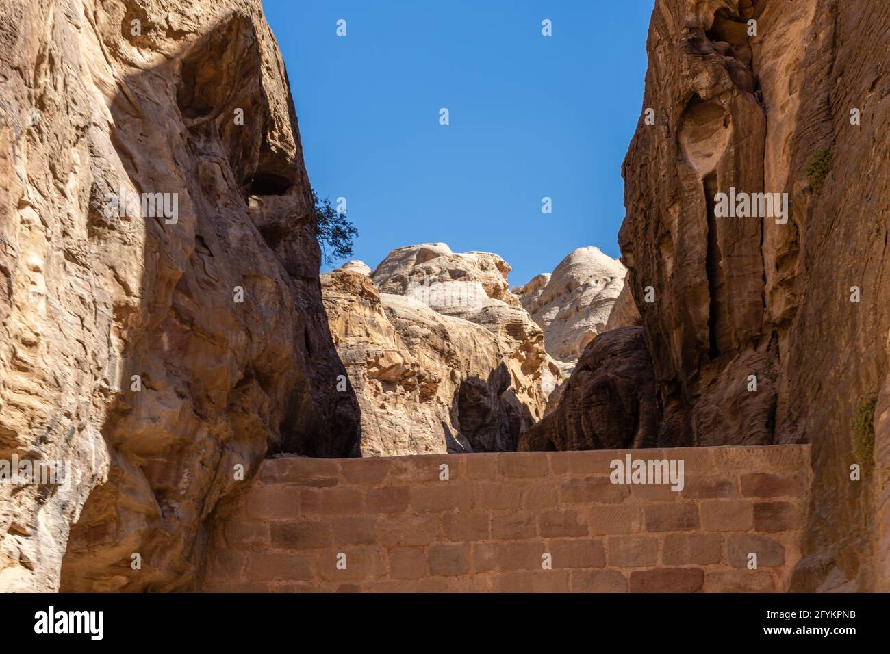 Wand aus Wassersammeldamm, Teil des Bewässerungssystems in Felsformationen gebaut, siq, petra, jordanien Stockfoto