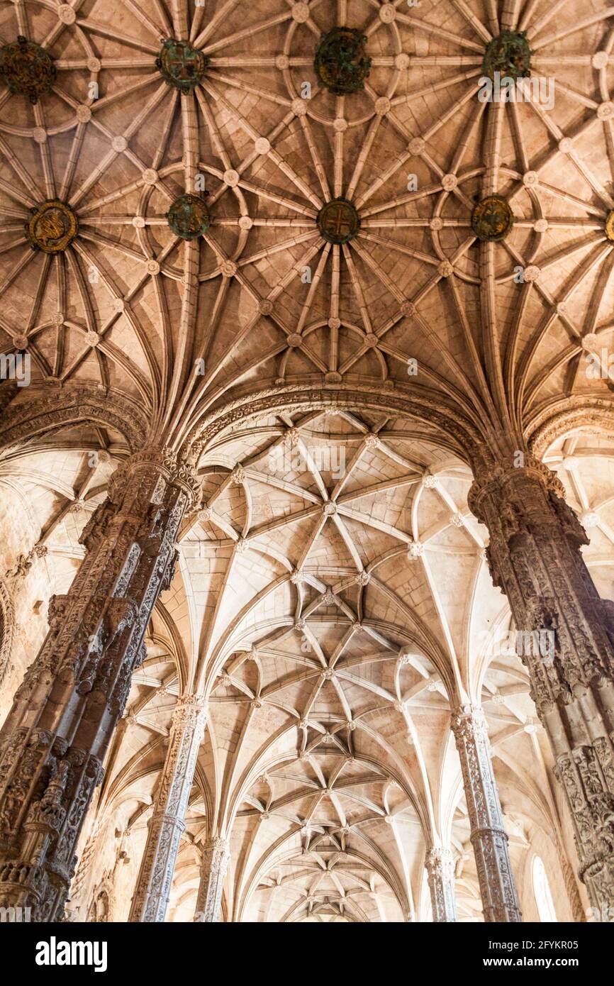 Gotische Gewölbedecke einer Kirche im Hieronymiten-Kloster Jeronimos in Lissabon, Portugal Stockfoto