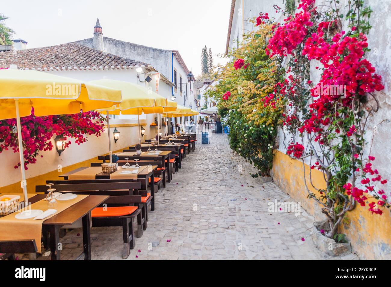 OBIDOS, PORTUGAL - 11. OKTOBER 2017: Open-Air-Restaurant im Dorf Obidos. Stockfoto