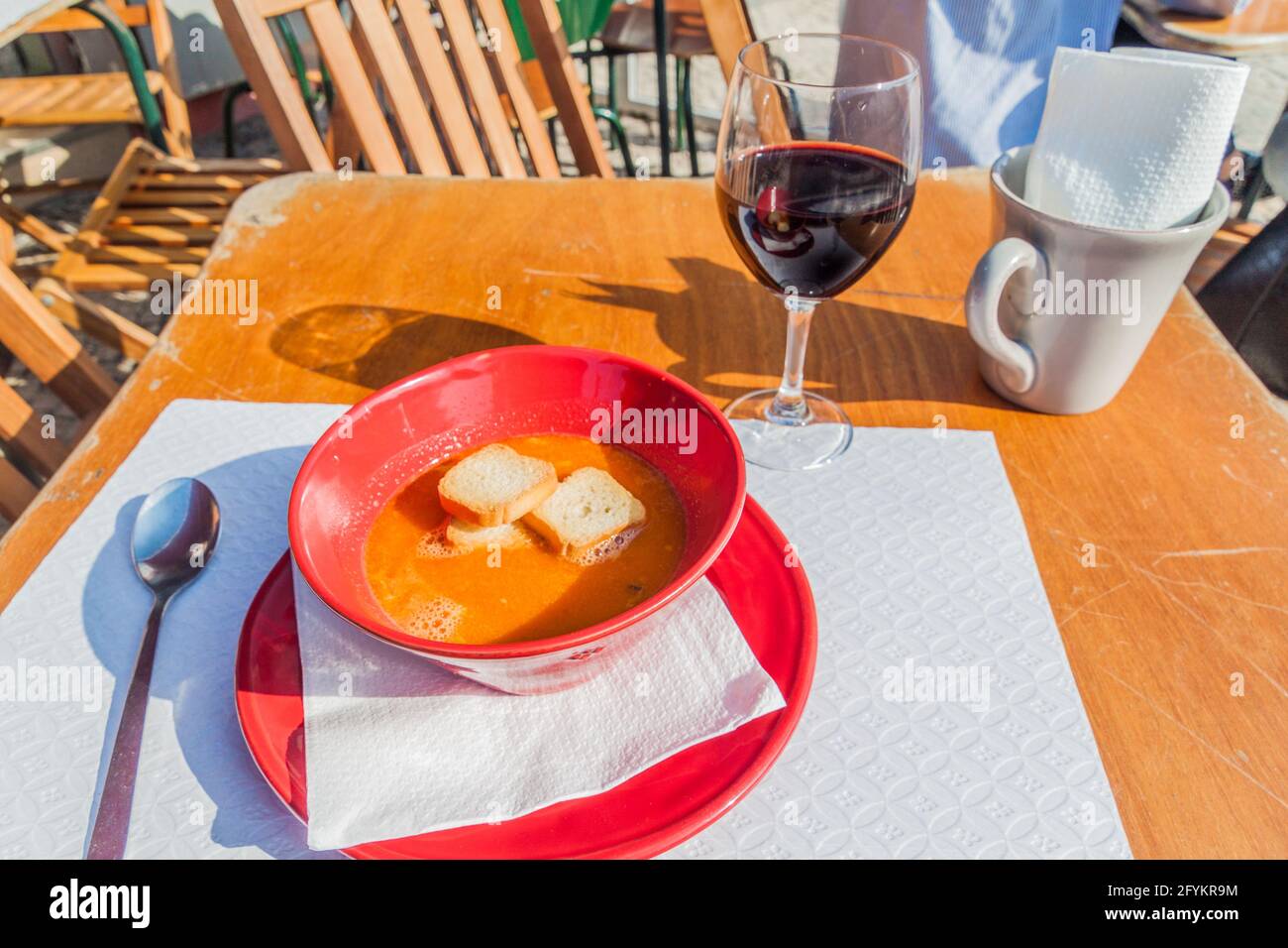 Schüssel Fischsuppe in einem Restaurant in Aveiro, Portugal Stockfoto