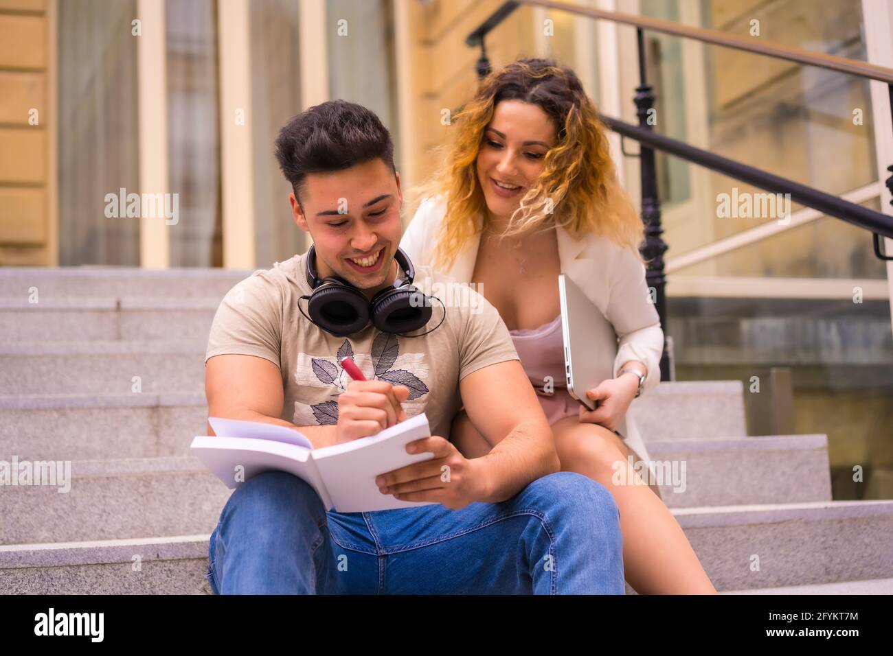 Spanisches Paar Unternehmer, die zusammenarbeiten - das Konzept der Teamarbeit Stockfoto