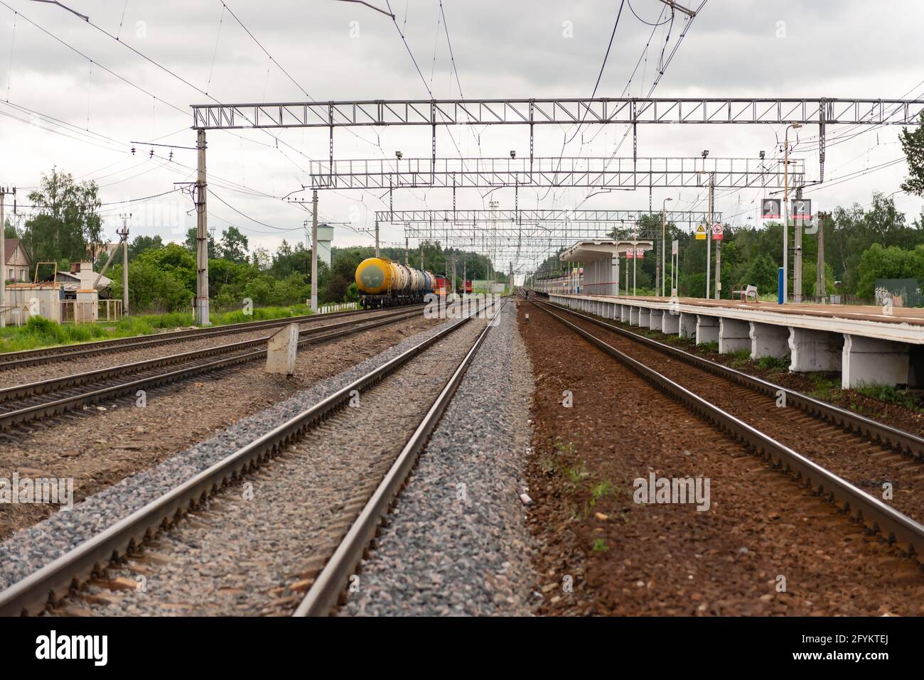 Moskauer Gebiet. Russland. Sommer 2020. Plattform mit Elektrozug. Großer Bahnhof mit Bahnsteig, Zug und Waggons. Stockfoto