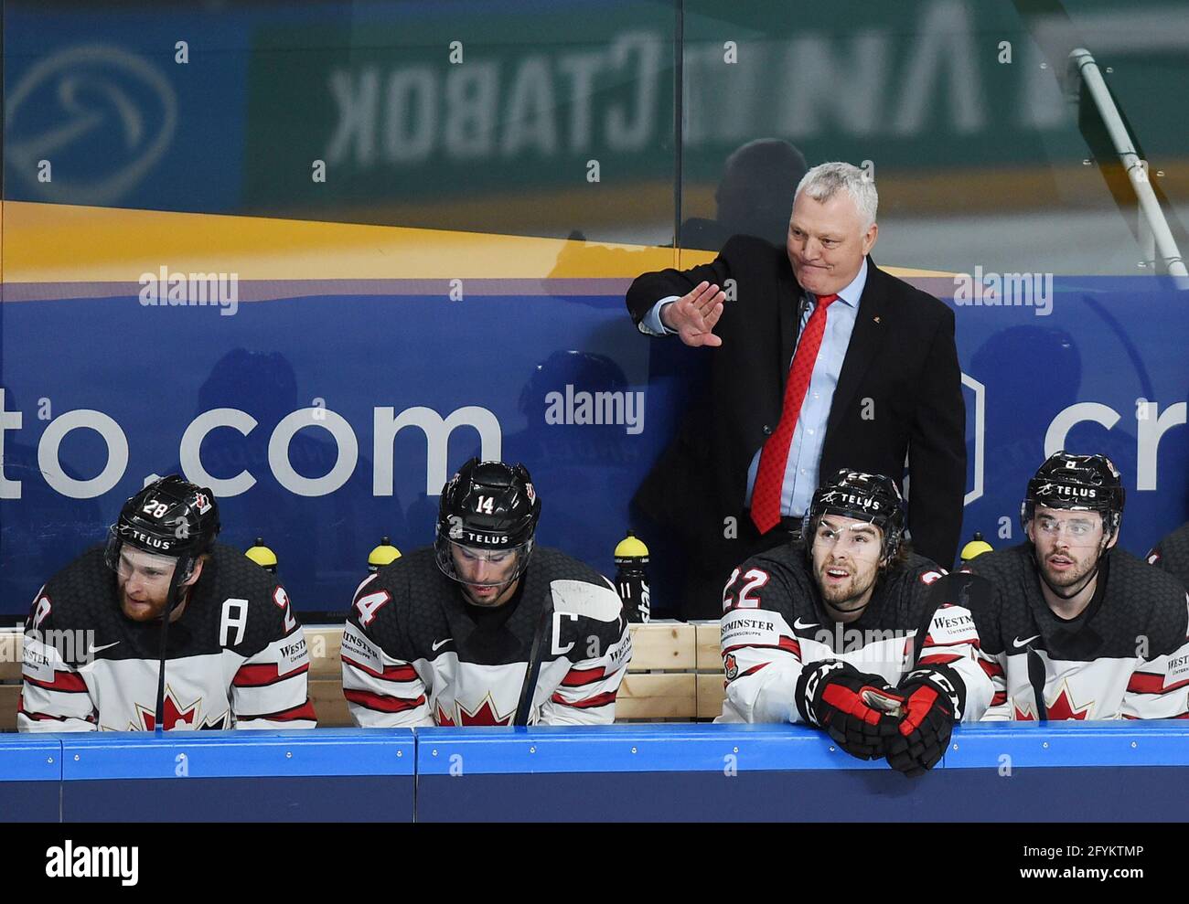 Riga, Lettland. Mai 2021. Kanadas Cheftrainer Gerard Gallant (TOP) reagiert während des Gruppe-B-Spiels zwischen Kanada und Kasachstan bei der Eishockey-Weltmeisterschaft 2021 in Riga, Lettland, 28. Mai 2021. Quelle: Edijs Palens/Xinhua/Alamy Live News Stockfoto