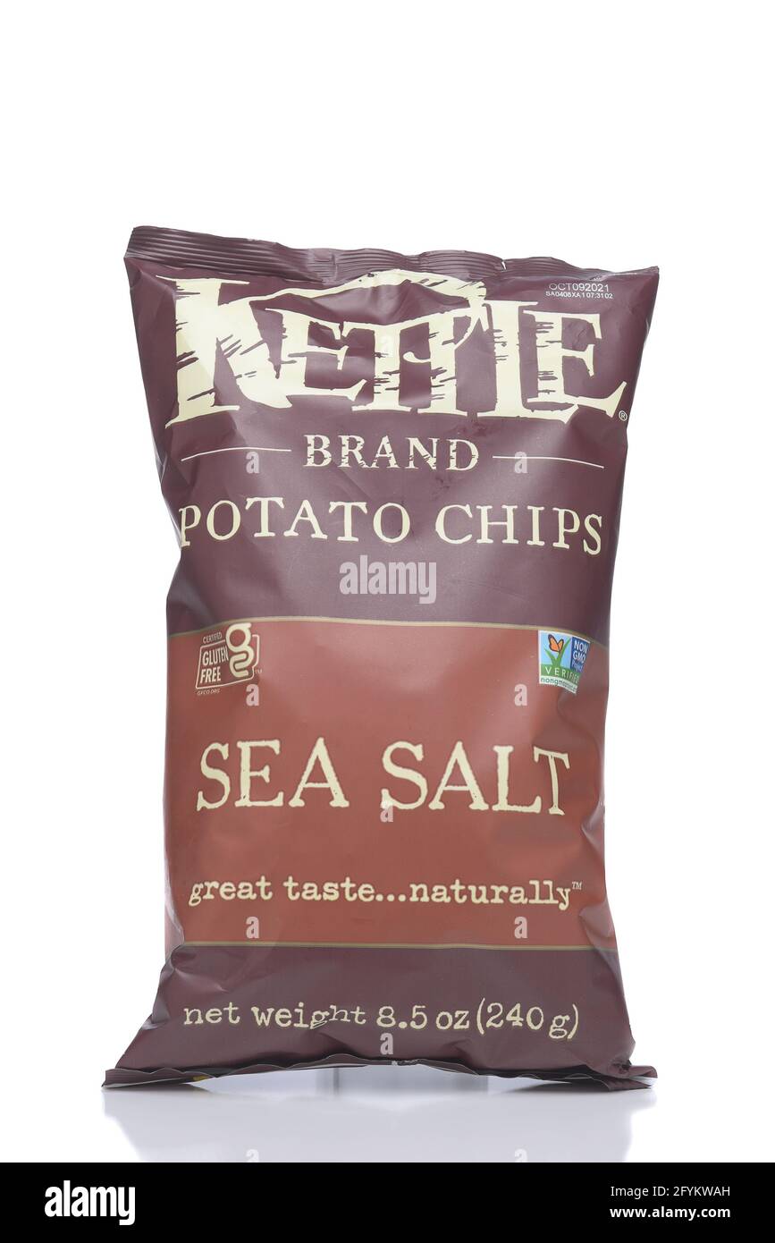 IRVINE, KALIFORNIEN - 28. MAI 2021: Eine Tüte Wasserkocher Brand Sea Salt Potato Chips. Stockfoto