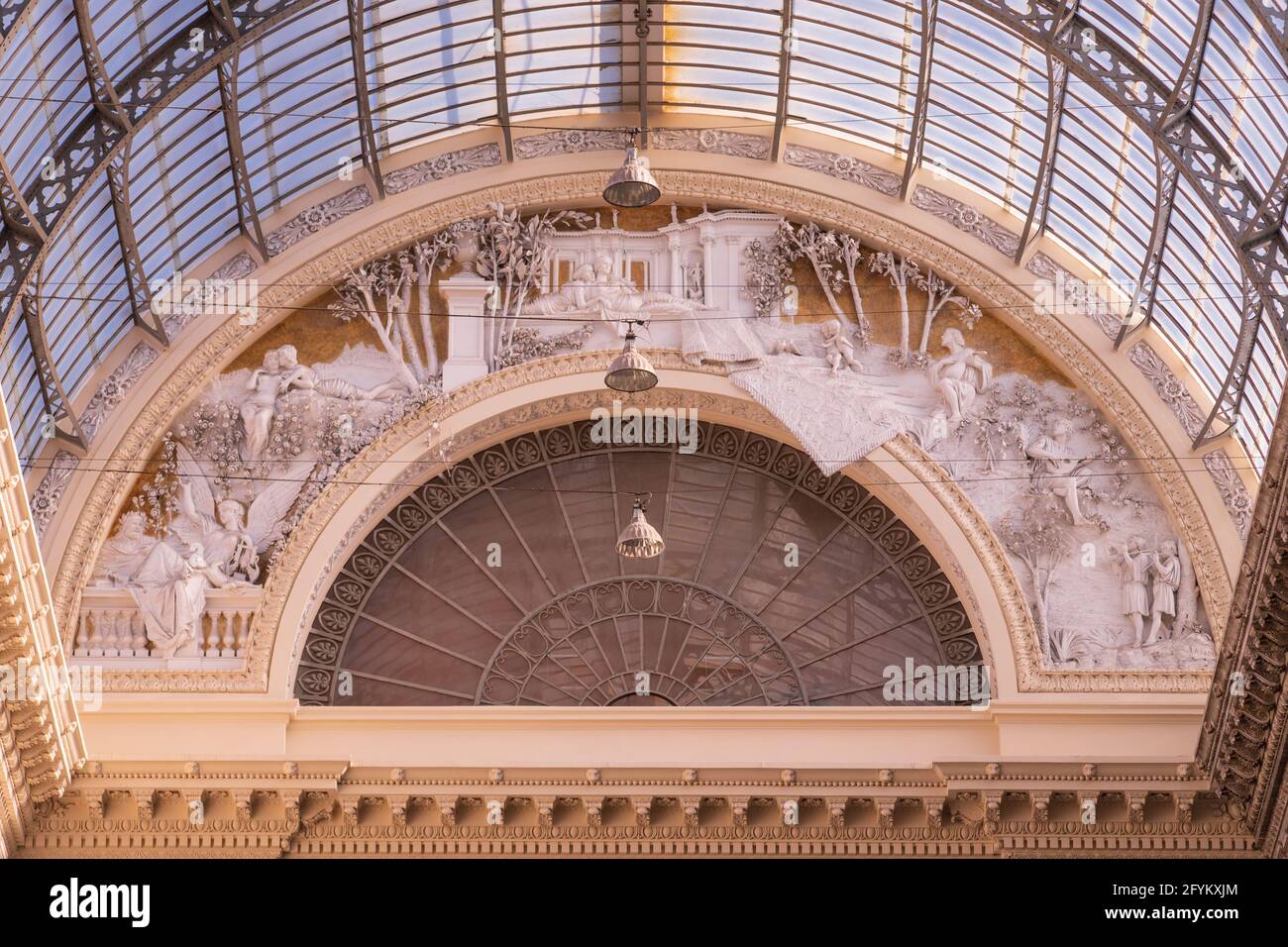 NEAPEL, ITALIEN - 25. Mai 2021: Skulpturen in der ersten Umberto Galerie in Napless, Italien, 25. Mai 2021 Stockfoto