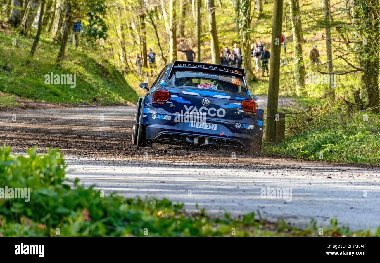 ZAGREB, KROATIEN - 23. Apr 2021: Volkswagen Polo GTI R5 fährt auf der Asphalt-Rallye-Etappe bei der WRC-Meisterschaft in Kroatien. Stockfoto